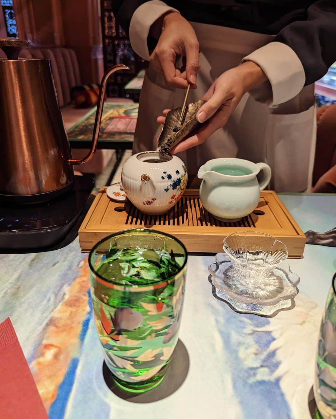 佐々木茜さんのインスタグラム写真 - (佐々木茜Instagram)「. . 明日はバレンタインですね🍫 というわけで少し前なのですが @shorakuen_tokyo のレセプションにおじゃまして、 山🏔🍫をいただいてきた！時のことを！  まさか人生で山🏔を食す日が来るとは・・ しかも台湾茶と一緒に・・ 何がすごいって口に入れるもの全ておいしくて、 さらに何がすごいって、可愛いんです、全てが。 目に映るもの、全てが！！！ 🌋🏔⛰🗻  1、2枚目で富士山の大きさ伝わるかなぁ、 4枚目で山脈のリアルさにびっくりしてください、 5枚目で地層の美しさと美味しそうさに うっとりしてください・・  富士山は大きいサイズしかないのですが、 地層の見た目通り、味にも層があって全然飽きません。 おいしい台湾茶と一緒に、 ちょっとずつちょこちょこいただくのが幸せです。 抹茶のスポンジと小豆と桜の塩漬け、 甘いもしょっぱいも しっとりもホクホクもザクザクもあって、楽しい！ チョレートのような、ケーキのような、 不思議なかんじ・・🗻  小さい方は雛山という名前のボンボンショコラ。 セットでテイクアウトして家で楽しみました⛰ 実際の地形データを元に形から作成してるそうで⛰ 伊豆に泊まる際は大室山によく行くので 推しは大室山にしておきます⛰ (でも由布岳の味かなり好みだった・・ 行ったことないけど・・🌋！)  大きい方もいつか全制覇したいな。⛰ 写真が10枚しか載せれないので 今なんとも悔しい思いをしていますが、 9枚目のショーケースの下段に映っている缶！ こちら、おこし缶なのですが、 メインのみたらし風味のおこしは言わずもがな、 黒胡麻まぶしたナッツが美味しくておいしくて😭 びっくりした！ なんでこんなにおいしいのか、 おこし→かりんとう→黒胡麻ナッツの順で食べるはずが黒胡麻ナッツ→黒胡麻ナッツ→黒胡麻ナッツ🥜 をしてしまって配分を間違えてしまった🥜🥜🥜 おいしいのはもちろん原材料見ても安心できる😮‍💨 のもかなりおすすめしたいポイントです。  長くなるだろうなと思ったら やっぱり長くなってしまったからこの辺で・・  日本ぽさもあり、でもどこか異国感もあり、 あれでも異国ってどこかな？アジア？ いやヨーロッパぽさも・・？ なんて帰り道考えていたのですが、 この世のどこかにあてはめようとしていたのは 粋じゃなかったかもしれない、桃源郷ですもんね🍑 夢見心地で桃色の可愛らしい紙袋を片手にふりふり、 小楽園から桃源郷土産を持ち帰りました🍑 ご機嫌すぎてふりふりしてしまったわりに、 箱の中の山菓子がきれいにたもたれていた、 さすが、、🌋⛰🗻🏔 バレンタインだけではなく、 春夏秋冬いつでもおすすめ🌸🌊🌾❄️ . . #小楽園  @sayokoyajima ❤️」2月13日 20時21分 - akane_madder2