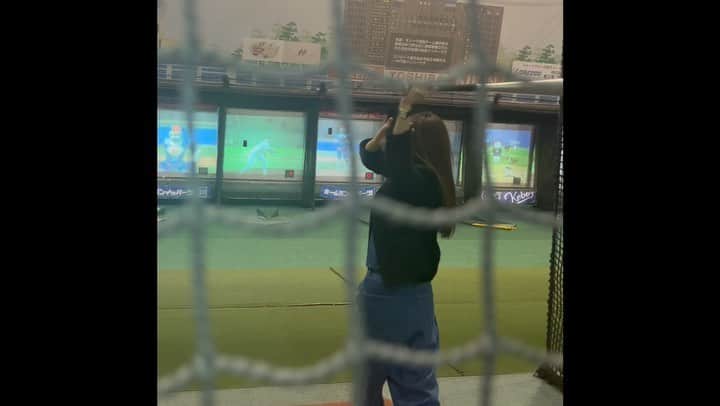 神崎恵のインスタグラム：「⚾️ 「ちょっとだけスカッとしにいこー」 息子を誘い、さくっと10分だけ寄り道をしたバッティングセンター。 中学生の頃ぶりだわ〜。と軽く思ったものの、 計算したら 48-15=33 思ったより時間がたっていて面白かったです。 毎日、瞬きをしたらもう１日終わっていて。 ふと立ち止まったら、48年近い月日が流れているという。 楽しみながら大事にせねばなりません。 そんなこんなで、33年ぶりのバッターボックス。 振れていないですが、 楽しかったです。あー、すっきり爽快。 体を動かすと濁りが抜けます。 以前お世話になっているトレーナーから 「体の疲れは睡眠で、頭や心の疲れは運動で解消できるんですよ」と教えてもらいました。納得。 通いそうな予感です。 動画を見ながら、体重のかけ方とかテイクバックとか、課題がいろいろ見えてきて、イメトレ中🤔🧐🫠わたしらしい。」