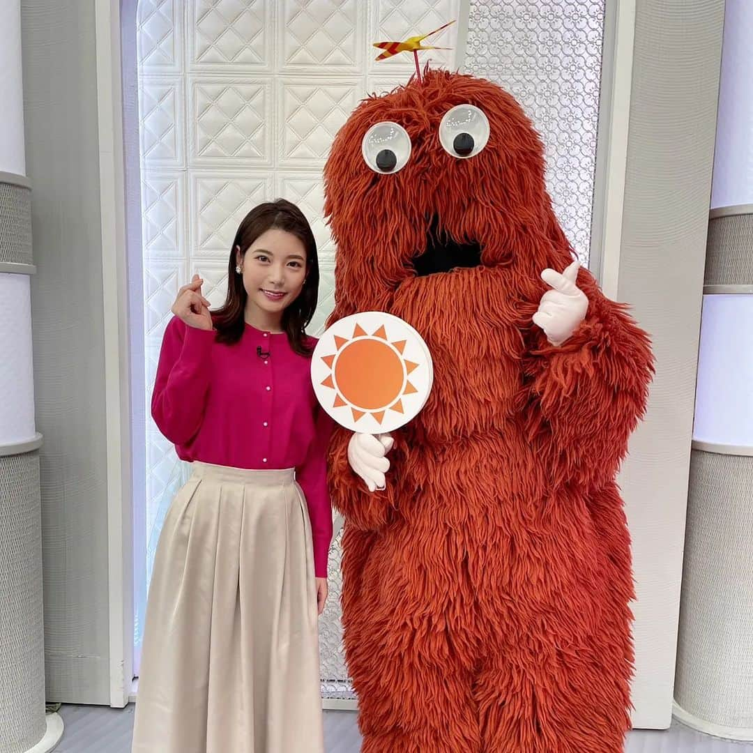 フジテレビ「プライムニュース イブニング」さんのインスタグラム写真 - (フジテレビ「プライムニュース イブニング」Instagram)「ガチャピンは、再び観測隊の取材に南極へ🐧！ きょうは代わりにムックがまたまたイット！のお天気を担当してくれました！  関東あすは、北風で真冬の寒さになりそうです。 広い範囲で10m以上の強い北風が吹く見込みです。風を通しにくい服装でお出かけください🧥  #ソラよみ #竹俣紅 @benitakemata_official #ムック #ガチャピン　@gachapin_official #南極　#南極観測隊　#南極プロジェクト　#地球のミライ #天気 #お天気 #イット」2月13日 20時29分 - livenews_it