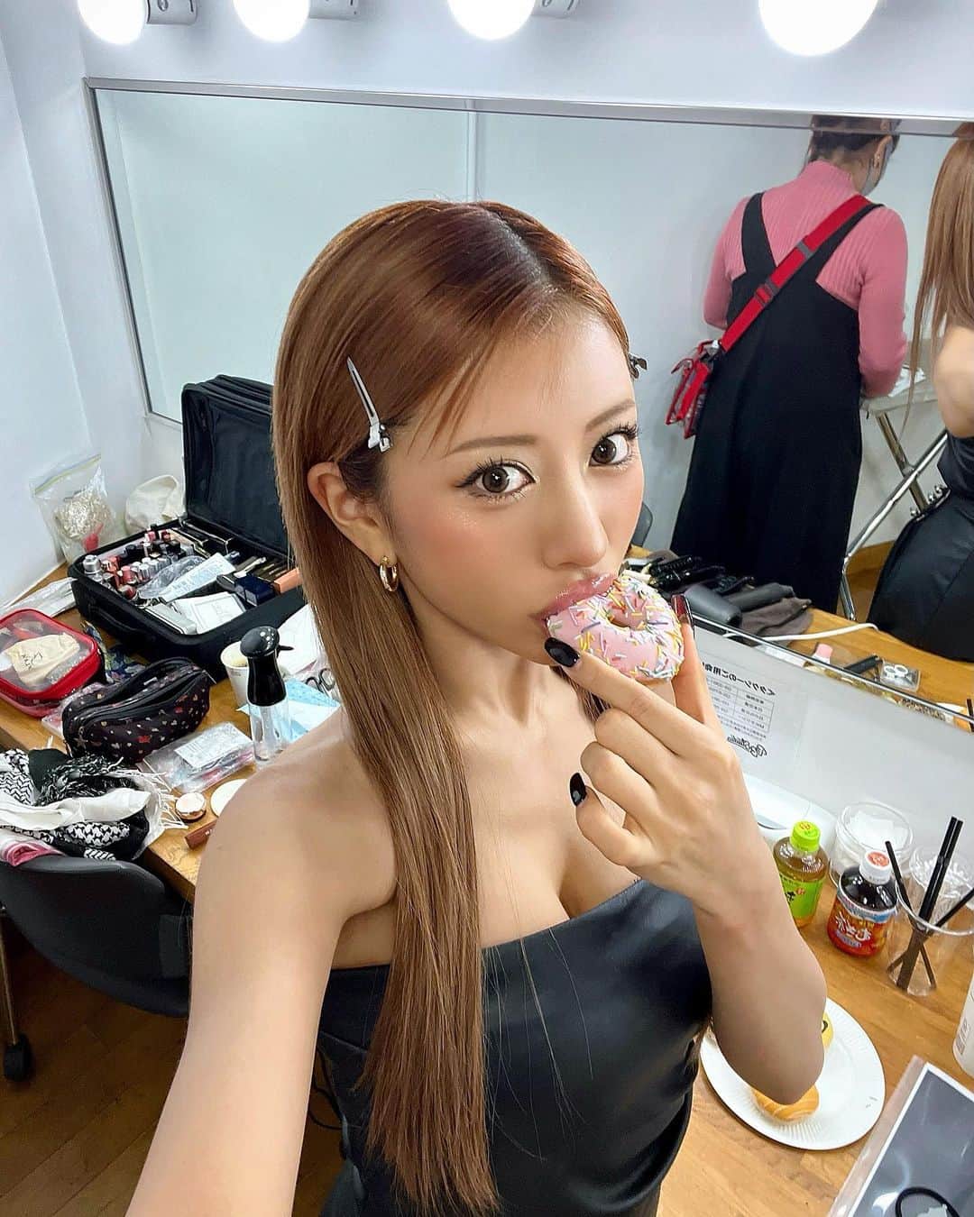 華のインスタグラム：「明日のバレンタインはH×Hリニューアル記念💄🪄 24時間限定で全商品10%OFFにします🥰❤️❤️❤️ . . . お買い得ょ🎶 @hxh__official」