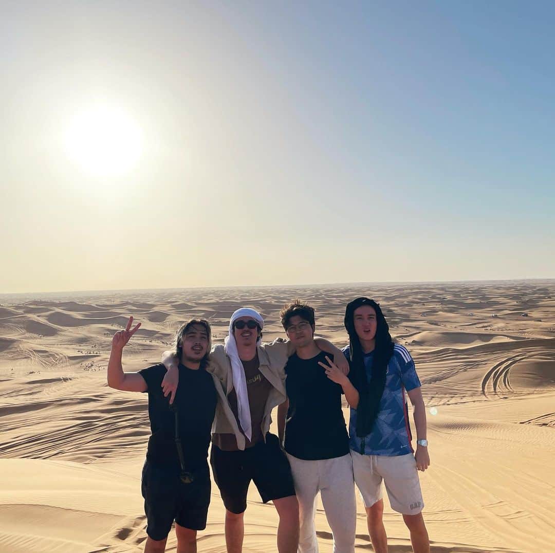 じゅんのインスタグラム：「ドバイの砂漠に行きましたぁぁー！！  日常動画も撮りました！ ツアー参加だったのでアクティビティもたくさん🥸」