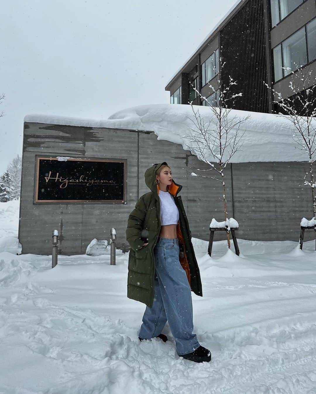 孫きょうのインスタグラム：「−9℃📍  outer @tatras_official @tatras_conceptstore  tops / denim @wonem_official  boots @ugg   もちろん瞬殺で閉める🤐 ロングダウンの暖かさは最強、3年連続TATRASで新調してるけど今年はカーキにオレンジ差し色で可愛い🧡  デニムはトレンドのローライズをこれでもかって他にこんなずるずる具合ないっていうくらいずるずる🫶🏻そんなのを探してた🫶🏻169cm/size2で骨盤で履く、丈が長いのもかわちぃ」