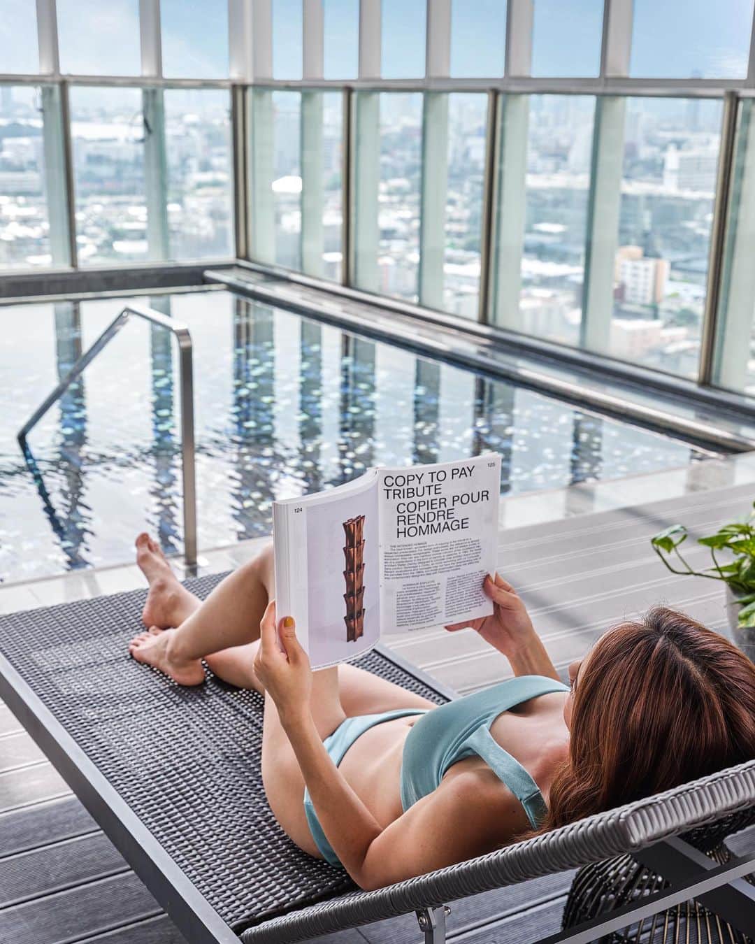 本田麻里絵のインスタグラム：「Nice to spend time weekend at luxury hotel in Bangkok city 🏙️   スクンビット 24の 【the park at Em district 】  日本人が集まるプロンポンにあって 好立地なのに トゥクトゥクでエンポリまで送迎があるのも嬉しい❤️  展望プールで音楽聴きながら本読めるなんて幸せ❀.(*´◡`*)❀. ここのプールは映え写真撮れそう📷💕  お部屋もキッチン付きでロングステイにもピッタリ😍  #bangkokhotel #theparkatemdistrict #sukhumvit24 #sukhumvithotel #staycation #hotelcation #バンコクホテル #スクンビットホテル #ホテルケーション #ステイケーション」