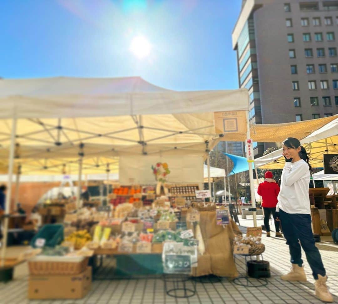 meiのインスタグラム：「. 今週の土日は久々に 暖かくて最高日和☀️☀️☀️  極寒じゃないありがたさ！ ジャケット着ないくらいの天気が 本当に販売側も丁度良い🥹  毎回色んな人と関われるから楽しいのよ🥳   #マルシェ #青山ファーマーズマーケット #八百屋 #元アイドル #めいちゃんは八百屋さん #看板娘 #ポニーテール女子  #黒髪ロング #健康 #ヨガインストラクター  #健康女子」