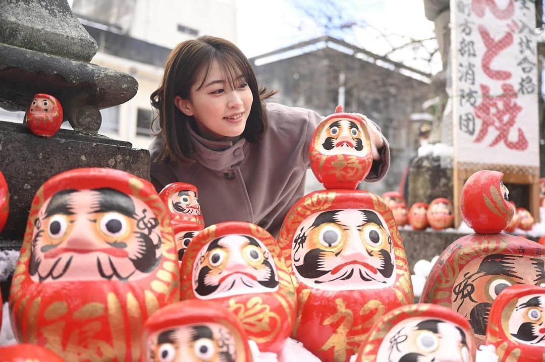 吉永アユリさんのインスタグラム写真 - (吉永アユリInstagram)「先週土曜日に、福島県白河市の伝統行事「白河だるま市」に参加しました。祈願だるまを奉納したり、餅まきをしたり、屋台など楽しみました！白河だるまは、「鶴亀松竹梅」があしらわれた福々しい顔が特徴だそうです。祈願だるまで、皆さんにも福が届きますように！  #福島 #白河  #だるま市」2月13日 20時50分 - ayuriyoshinaga