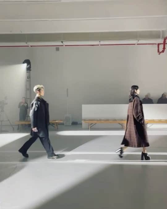 雅-MIYAVI-のインスタグラム：「I feel short here.   みんな、でっかい  😅  #NYFW」