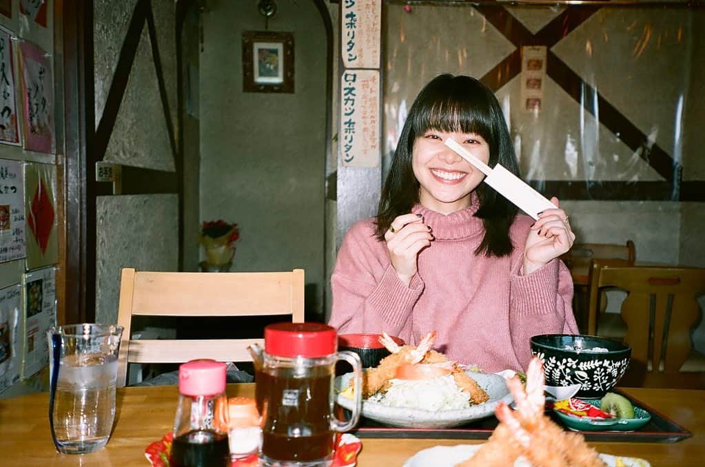 岸井ゆきののインスタグラム：「2/11に誕生日をむかえました🧁 気づいてくれた方、知らないけどたまたま見てくれた方も、どうもありがとうございます。  31歳も、頑張ります。 あとはすきな映画観て本読んで、毎朝植物に水あげて日向ぼっこして、ともだちとさむいのにアイスコーヒー飲みながら1万歩あるいたり、たまには良いとこのアフタヌーンティーとかして、それが良くて、気に入ってる。ありがと✌️🌿🫕  ずっといっしょの花ちゃんI LOVE YOU 3000楽しいときのツーショットはこの顔で😇  先週はいろんな現場に行って毎日花束かかえて帰るのがほんとに幸せでした💐ありがとうございます。 林だった部屋がほぼ森だ🥦🌴」