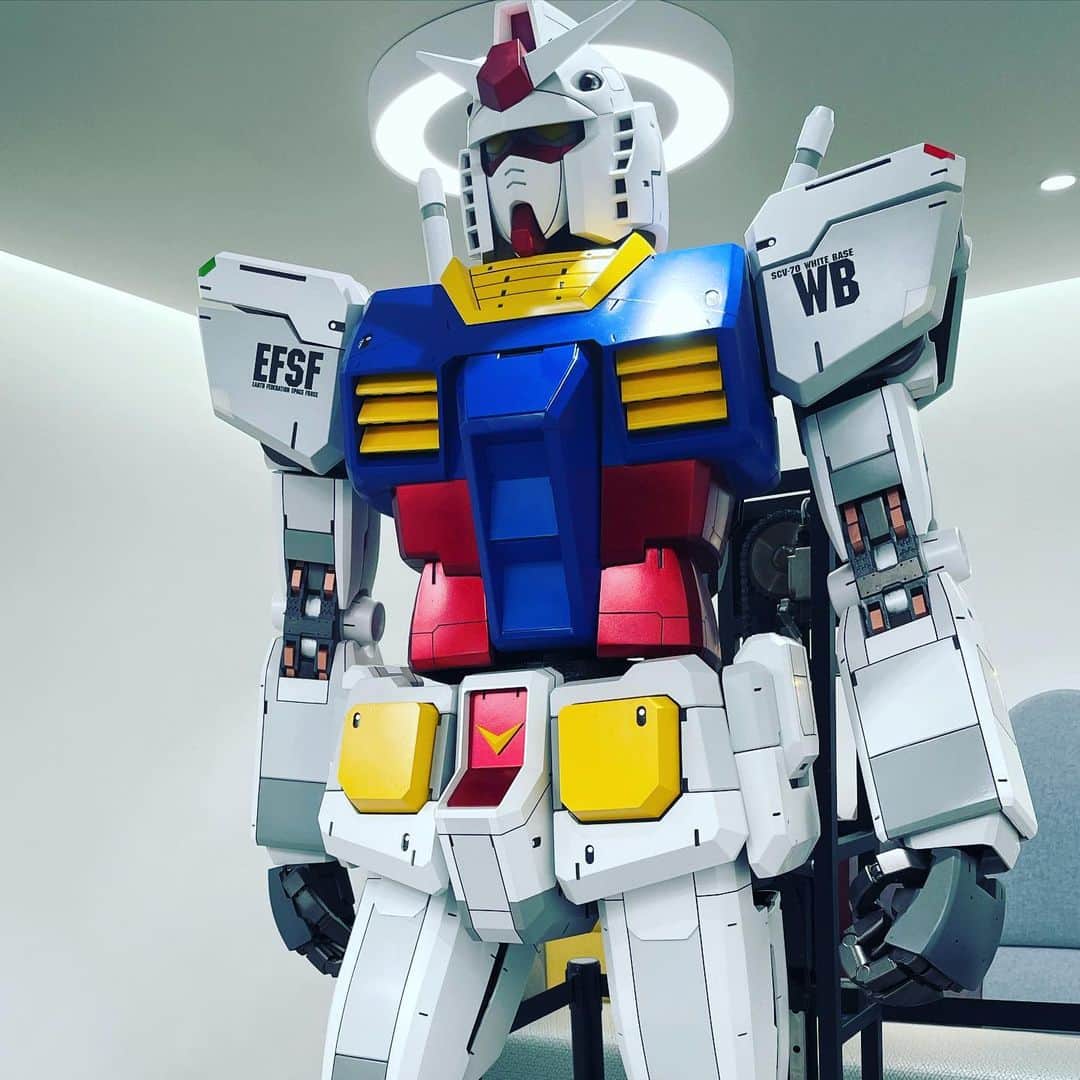 須田剛一のインスタグラム：「I went to Ogikubo to bask in the august majesty of the haloed Gundam. 光輪中の荻窪ガンダムを拝んできました。」