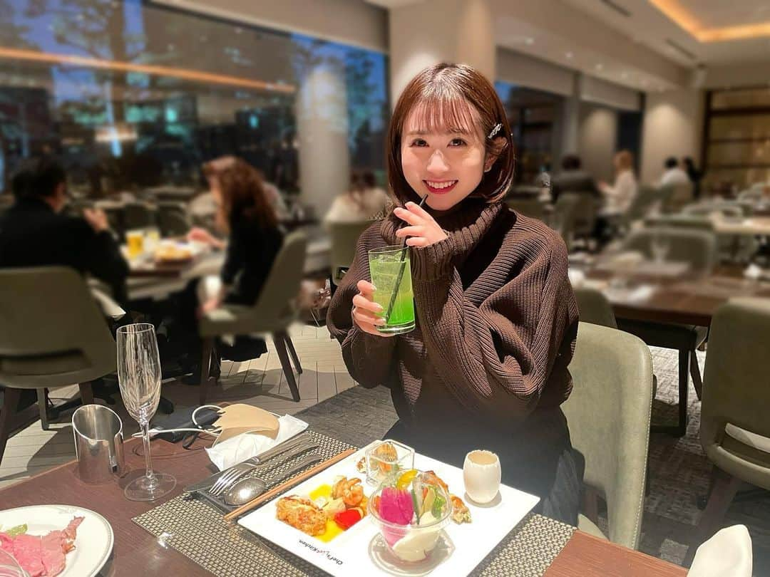 有川結女のインスタグラム：「ビッフェってテンション上がる❤️🍽  #東京グルメ #東京ディナー #東京湾 #chefslivekitchen #ビッフェ」