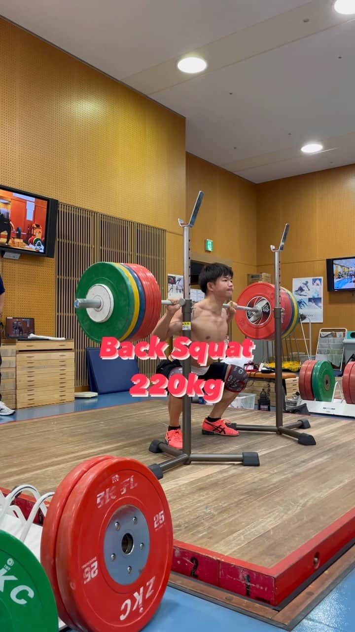 近内三孝のインスタグラム：「Back Squat 220kg 3×3  今日のポイントは腹圧！  #weightlifting #squat #power」