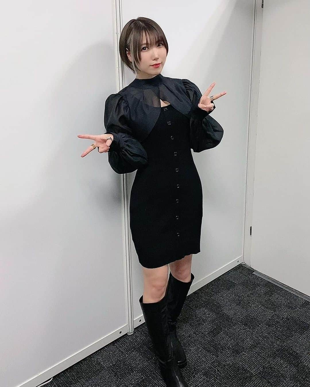 のインスタグラム：「👸🖤💜💚  #プリコネフェス2023 ありがとうございました👑 5周年まであと少し👏👏引き続き #プリコネR を、そしてアメスをよろしくお願いします🔮🖤  今回ご用意頂いたお衣装 DAY1、DAY2ともにブラック系でした アメスの服のカラーリングを意識してくださいました👏🌟」