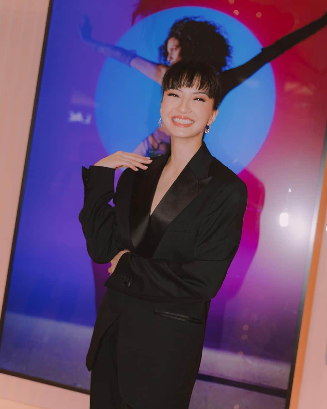 ラライン・シャーのインスタグラム：「It was a great pleasure to attend the Grand Opening @victoriassecretid Senayan City.   I use to remember the days back in boarding school when we would stay up to watch The Victoria Secret Fashion show full of the glitz and glamour with girls that looked like dolls.  So glad that Victoria's Secret has evolved to be a brand that is much more inclusive for women of all ages, shapes and sizes. Women are all beautiful and special I love how the brand is comitting itself to promote this and continue to embrace diversity. Sexy is a mindset of confidence in ourselves and what we stand for.  Store of the future is bright, girly and sophisticated just the way we like it. Providing the ultimate shopping experience that empowers and welcomes customers. Whether your looking for loungewear, lingerie, maternity bras, accessories or beauty products, there is a little something for all of us ladies!  Come check them out at the @victoriassecretid stores in Senayan City, Grand Indonesia & Beachwalk.  📸 @ashlah434  💄 @archangelachelsea  #VictoriassecretID #valiramstyle」