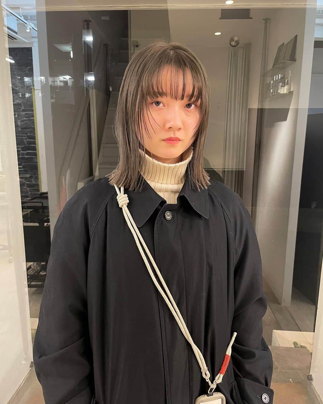 柴崎汐理のインスタグラム：「大リニューアルしました👏 いかがですか？  実は先週髪の毛を大幅イメチェンしました☺️ @sawa_misato ちゃん、今回もありがとう🫶 前髪作るのはミスコン以来なのでかれこれ4.5年ぶり、、、！みんなから好評すぎてにやけが止まりません。笑  ちなみに会社に出社しても変わりすぎて私だって気づかれませんでした😂気づいてくださった方々ありがとうございます笑」