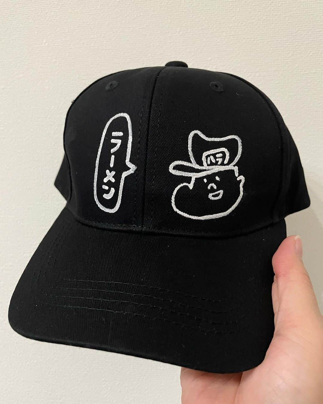 原いい日さんのインスタグラム写真 - (原いい日Instagram)「#ハララーメン 16日目🍜 同期で元芸人のせいちゃん(現・料理人)にハララーメンのキャラクターを描いてもらったので、それを調理中に被る帽子に描きました😍✨ いつかはちゃんと注文して刺繍とかで作ってもらうんだ🙆‍♂️✨あとTシャツとかも🍜 #ラーメン #独学 #藤枝朝ラー」2月13日 21時12分 - hara_iihi
