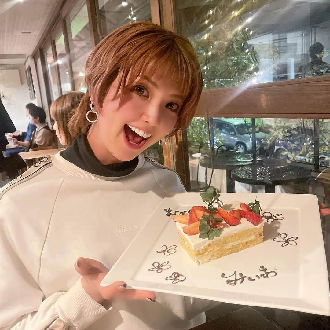 彩波けいとのインスタグラム：「・ 2/5に誕生日を迎えました🥰★！ 時差投稿🙏💦💦 ・ たくさんのお祝いメッセージ ありがとうございました❤️❤️ ・ つくぽんが祝ってくれた時の "みぃお"のBirthdayプレート🤣 いや、マジ笑った🤣🤣🤣 ・ みぃ、お誕生日おめでとう　を みぃお、誕生日おめでとう　と お店のスタッフが勘違い🤣💓　 そんなことある？！と思ったけど 生まれて初めての"みぃお"は 最高の思い出です😆❤️❤️ ・ @iii_tsukushi_iii  ・ #birthday #birthdaygirl #誕生日プレート #爆笑 #つくぽん #幸せ❤️ #時差投稿 #みぃお」