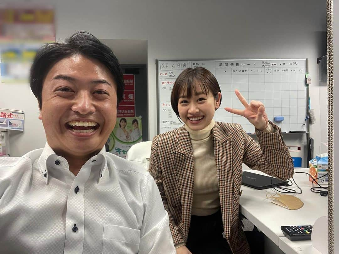 鈴木康一郎さんのインスタグラム写真 - (鈴木康一郎Instagram)「松原アナがショートカットに！！  お似合いすぎて、 ファンの気持ちで写真撮ってもらいました😙  ちなみに、信じられないかもしれませんが、 私の方が1歳年下です。  本当です。  #ショートカット松原さん #担当曜日が異なるので勤務が重ならない2人 #この日は松原アナの誕生日 #大とくさんのワイプを撮る」2月13日 21時13分 - suzuki_ko1ro