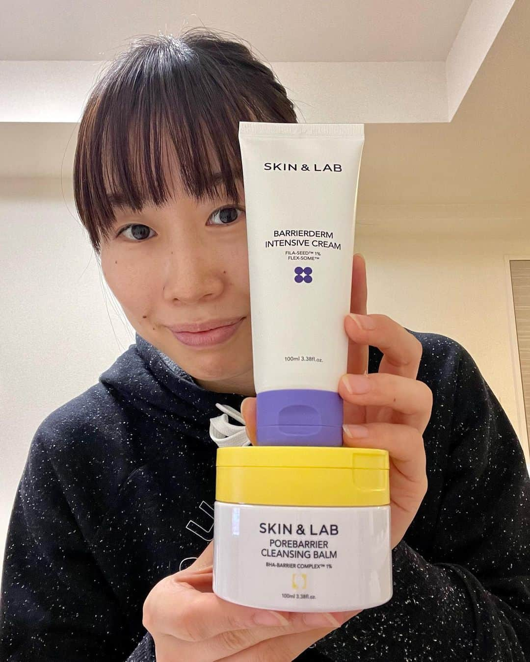 本橋菜子さんのインスタグラム写真 - (本橋菜子Instagram)「💆‍♀️ 　 "肌バリア集中ケア" をメインとした ブランド【SKIN&LAB】さんの2商品！ 　 韓国のドラックストアでは売れ切れが続いていて、なかなか手に入れることが難しい大人気商品とのことです🫢✨   -----   ○BARRIERDERM INTENSIVE CREAM →炎症を落ち着かせ、肌のバリアを回復し、 3層保湿によりケアする集中クリーム🫧 高い保湿力・吸収力で、翌朝肌がもちもちになります。今まで化粧品→乳液までしかやってませんでしたが、やっぱりクリームって大切なんですね🫣笑 　 ○Porebarrier Cleansing Balm →メイクだけでなく、皮脂、古い角質、毛穴の細かいホコリも取り除く、第2世代のBHA成分を配合したオイルベースのクレンジングバーム。 個人的にW洗顔不要なのが嬉しいポイント🫶🏻 　 　 #韓国スキンケア  #skinandlab  #商品提供  #pr  @skinnlab_japan  @tokyo_haneda_vickies」2月13日 21時19分 - nakomotohashi