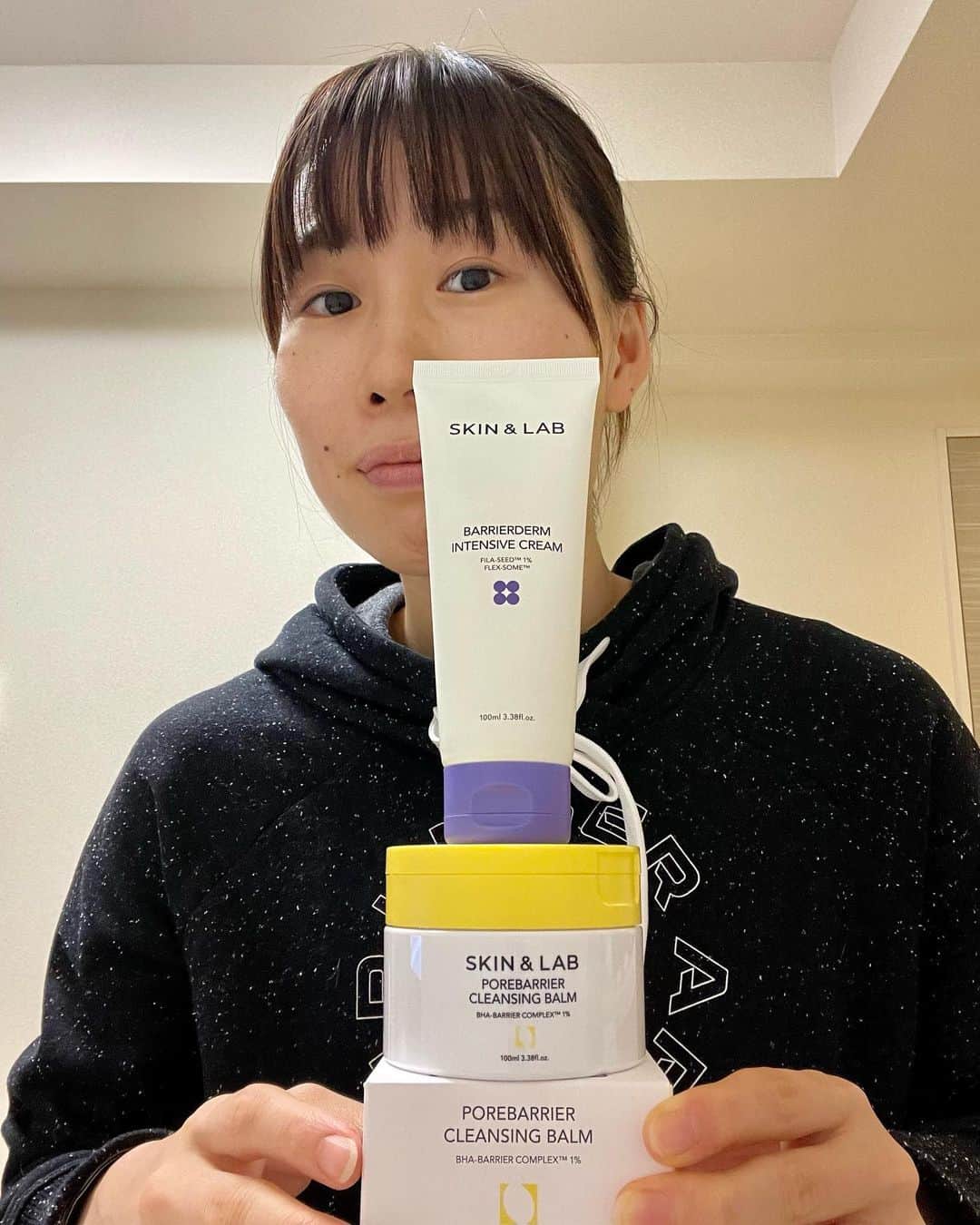 のインスタグラム：「💆‍♀️ 　 "肌バリア集中ケア" をメインとした ブランド【SKIN&LAB】さんの2商品！ 　 韓国のドラックストアでは売れ切れが続いていて、なかなか手に入れることが難しい大人気商品とのことです🫢✨   -----   ○BARRIERDERM INTENSIVE CREAM →炎症を落ち着かせ、肌のバリアを回復し、 3層保湿によりケアする集中クリーム🫧 高い保湿力・吸収力で、翌朝肌がもちもちになります。今まで化粧品→乳液までしかやってませんでしたが、やっぱりクリームって大切なんですね🫣笑 　 ○Porebarrier Cleansing Balm →メイクだけでなく、皮脂、古い角質、毛穴の細かいホコリも取り除く、第2世代のBHA成分を配合したオイルベースのクレンジングバーム。 個人的にW洗顔不要なのが嬉しいポイント🫶🏻 　 　 #韓国スキンケア  #skinandlab  #商品提供  #pr  @skinnlab_japan  @tokyo_haneda_vickies」