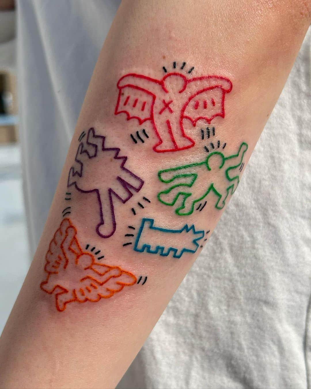 那須川梨々さんのインスタグラム写真 - (那須川梨々Instagram)「☺︎  New tattoo🪡♥️  今回もかわいいカラーで彫ってもらった🥺 いつもありがとうございますっ🌈 @moenozy   キースヘリング可愛すぎんか？ 早く夏来ないかな〜🌻  #tattoo #三六九刺青 #keithharing」2月13日 21時19分 - riri_0710