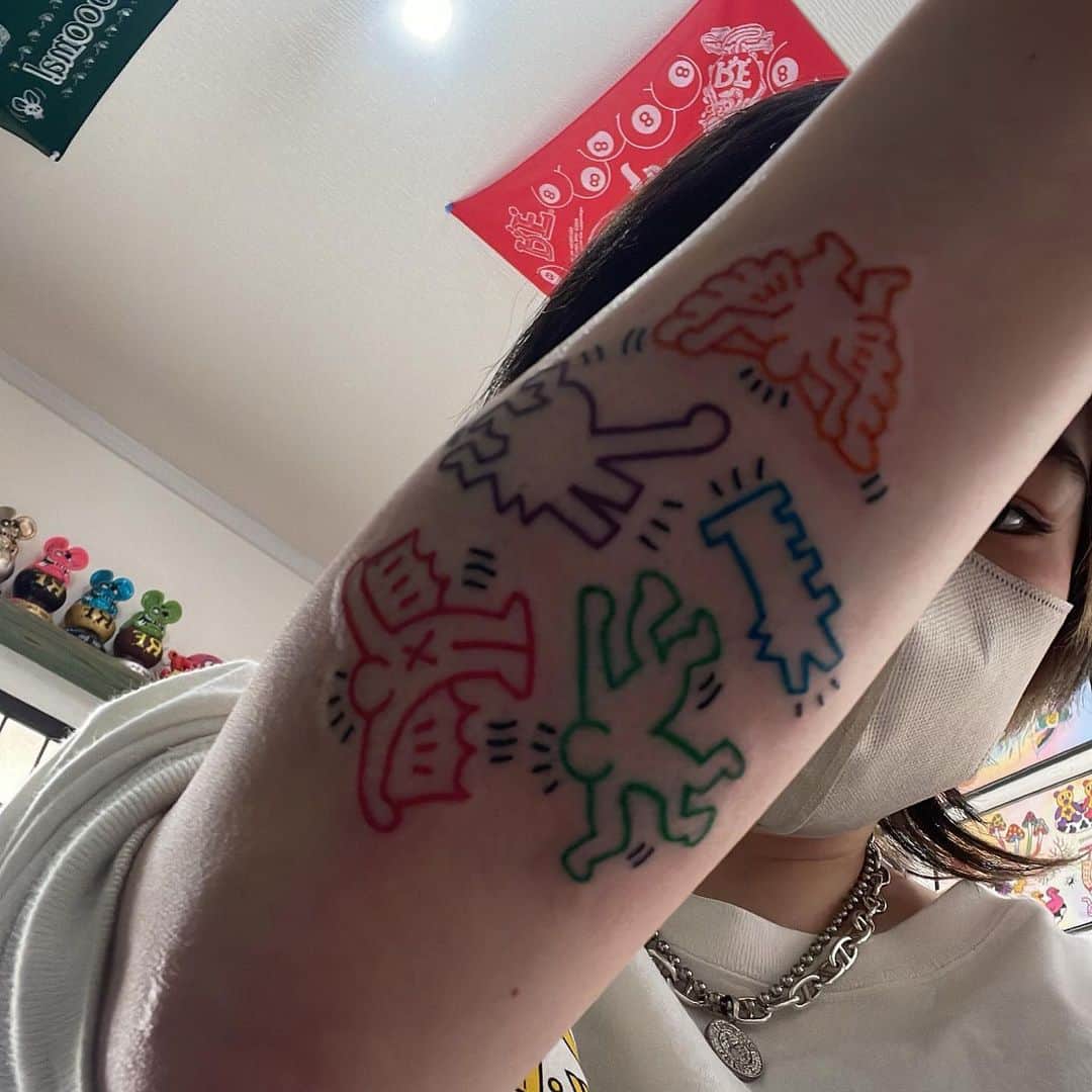 那須川梨々さんのインスタグラム写真 - (那須川梨々Instagram)「☺︎  New tattoo🪡♥️  今回もかわいいカラーで彫ってもらった🥺 いつもありがとうございますっ🌈 @moenozy   キースヘリング可愛すぎんか？ 早く夏来ないかな〜🌻  #tattoo #三六九刺青 #keithharing」2月13日 21時19分 - riri_0710