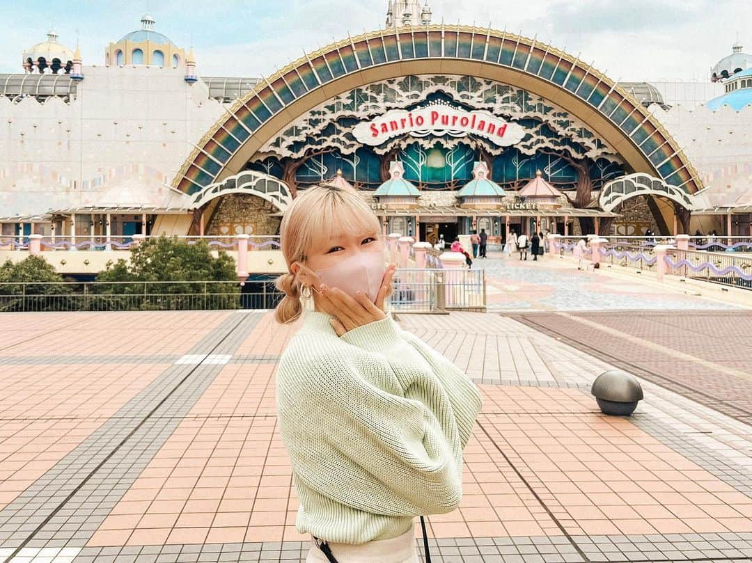 浅場佳苗のインスタグラム：「やっと行けた.. ！🎀 ずっと行きたかった場所！🥺✨  古びた記憶の片隅に残っていた、 入ってすぐのエスカレーターだったり、 "ピューローピューロー"っていう、 当時のテーマソング(なんてタイトルなんだろ？)が、 レストランでビックバンドなアレンジで聴けたり、 お顔は見つけられなかったけど知恵の木もあって、 おまけにすっごく素敵なショーも観られて、 大感動でした！💐  ただひとつだけ、、 小さなころに大大大好きだった、 マロンクリームちゃんに会えなかったことと、 公式グッズも2つしか見つけられなかったことが、 すっごく切なかった.. ！🥲🥲  それがどうしても心残りで、 帰り際にネットで調べてみたら、 外部のブランドさんとコラボ商品がでていることを知って、 その足で買いに行きました👒←  次はマロンクリームちゃんのお誕生月に、 きっと会えると信じてリベンジしたいな.. ！❤️‍🔥  💌 みんなはサンリオだれ推しですか？🫶✨ ・ @sanrio  #大切な人に気持ちを伝えよう  #サンリオピューロランド #sanrio #マロンクリーム #tokyo #japan #dancemusic #dancepop #edm #singer #songwriter #シンガーソングライター #弾き語り #フレキシタリアン #ゆるヴィーガン #動物愛護 #サスティナブル #エコ #地球にやさしいミュージシャン #愛犬家 #beatmania #iidx #LoL #ユアマジェ #tiktok #浅場佳苗 #kanaeasaba」