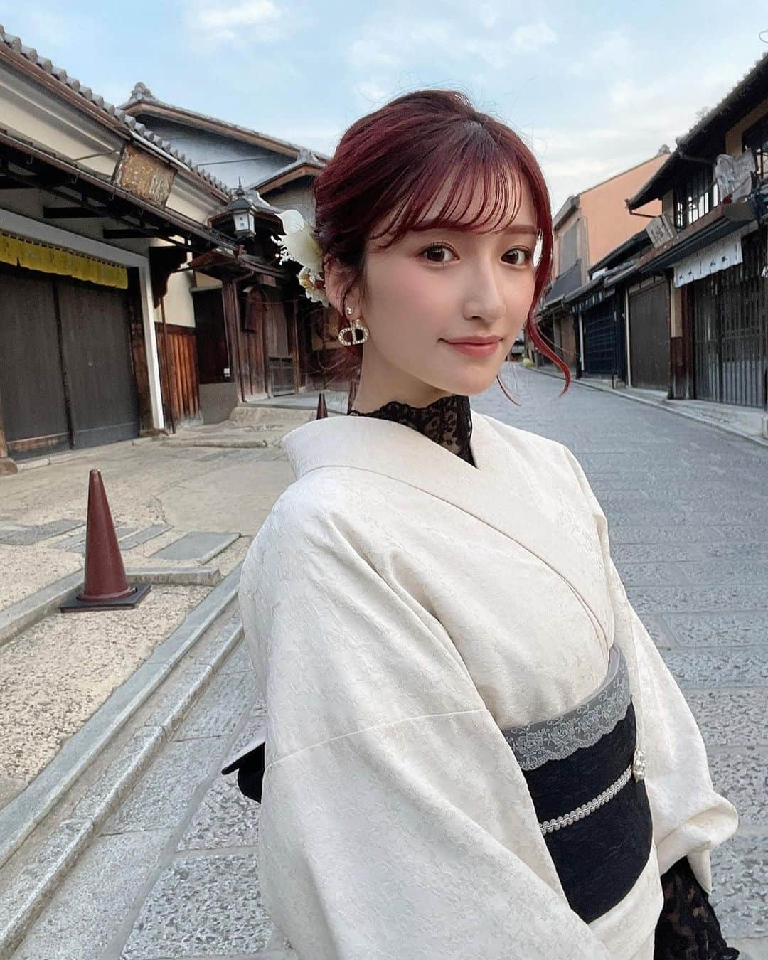 のインスタグラム：「⁡ ⁡ ⁡ いつかの京都🕊‪𓈒𓏸 ⁡ ⁡ ⁡ ⁡ ⁡ キメキメしたかった… ⁡ ⁡ ⁡ ⁡ #kyoto #kyotocafe #kyotojapan #kyototrip #kyototravel #kyotogram #kimono #kimonostyle #kimonoremake #kimonofashion #kimonodress #japan #japantravel #japantrip #nail #nailart #京都 #京都観光 #京都グルメ #京都カフェ #京都旅行 #着物 #着物ヘア #着物コーディネート #着物レンタル #着物女子 #着物ヘアアレンジ #着物コーデ #赤髪」