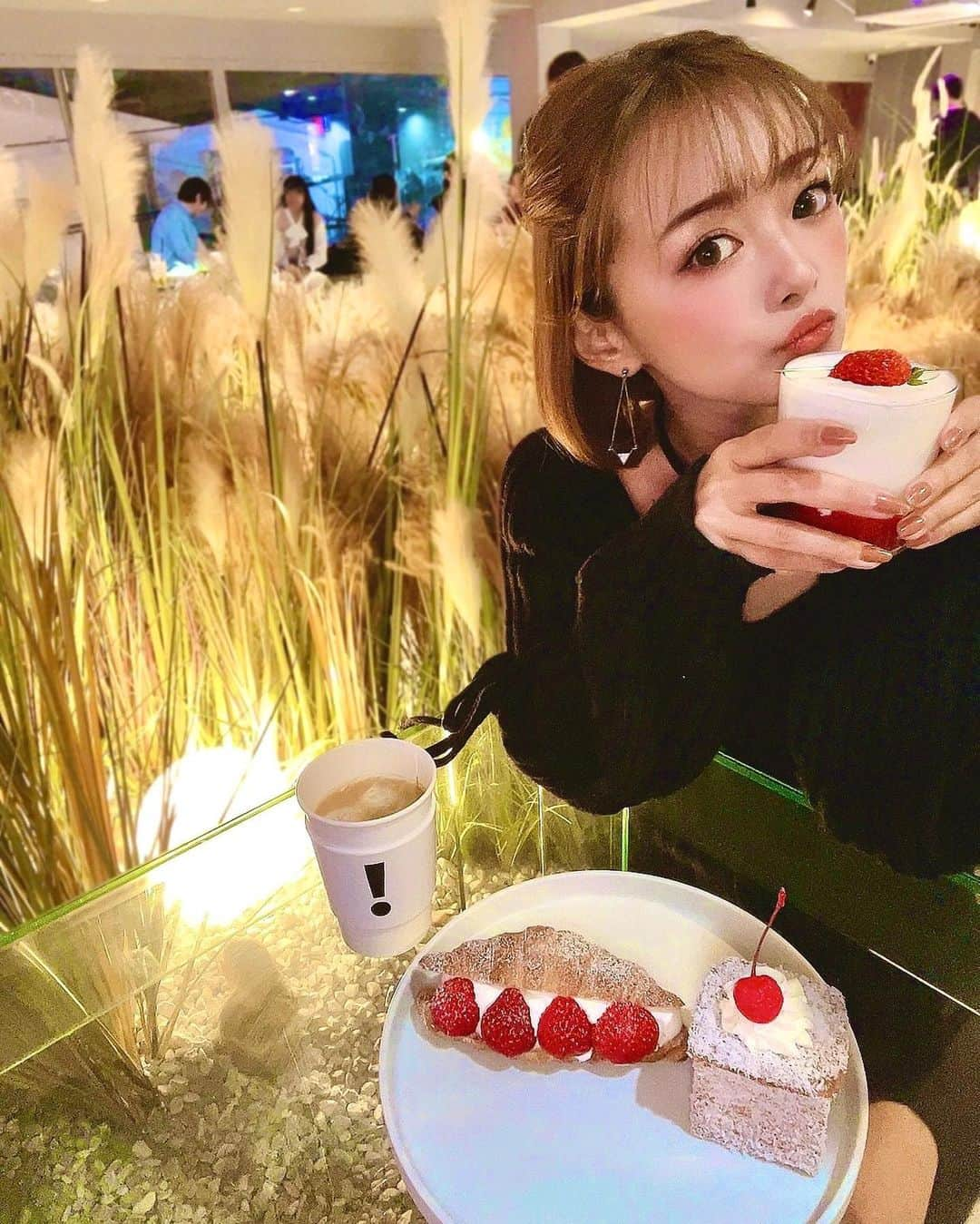 村崎英絵さんのインスタグラム写真 - (村崎英絵Instagram)「ㅤㅤㅤㅤㅤ ススキがきれいだった🌾 SNSでよく見るから遊びに行ってみた！ 夕方くらいから行ったから混みすぎてなくてゆっくり過ごせたよ♡ 日が落ちた方が照明もきれいで素敵だった☺︎! ㅤㅤㅤㅤㅤ ㅤㅤㅤㅤㅤ @cafein.jp   #韓国っぽカフェ #お洒落カフェ #カフェ #カフェ巡り #カフェスタグラム #ショートヘア」2月13日 21時27分 - hanaemurasaki