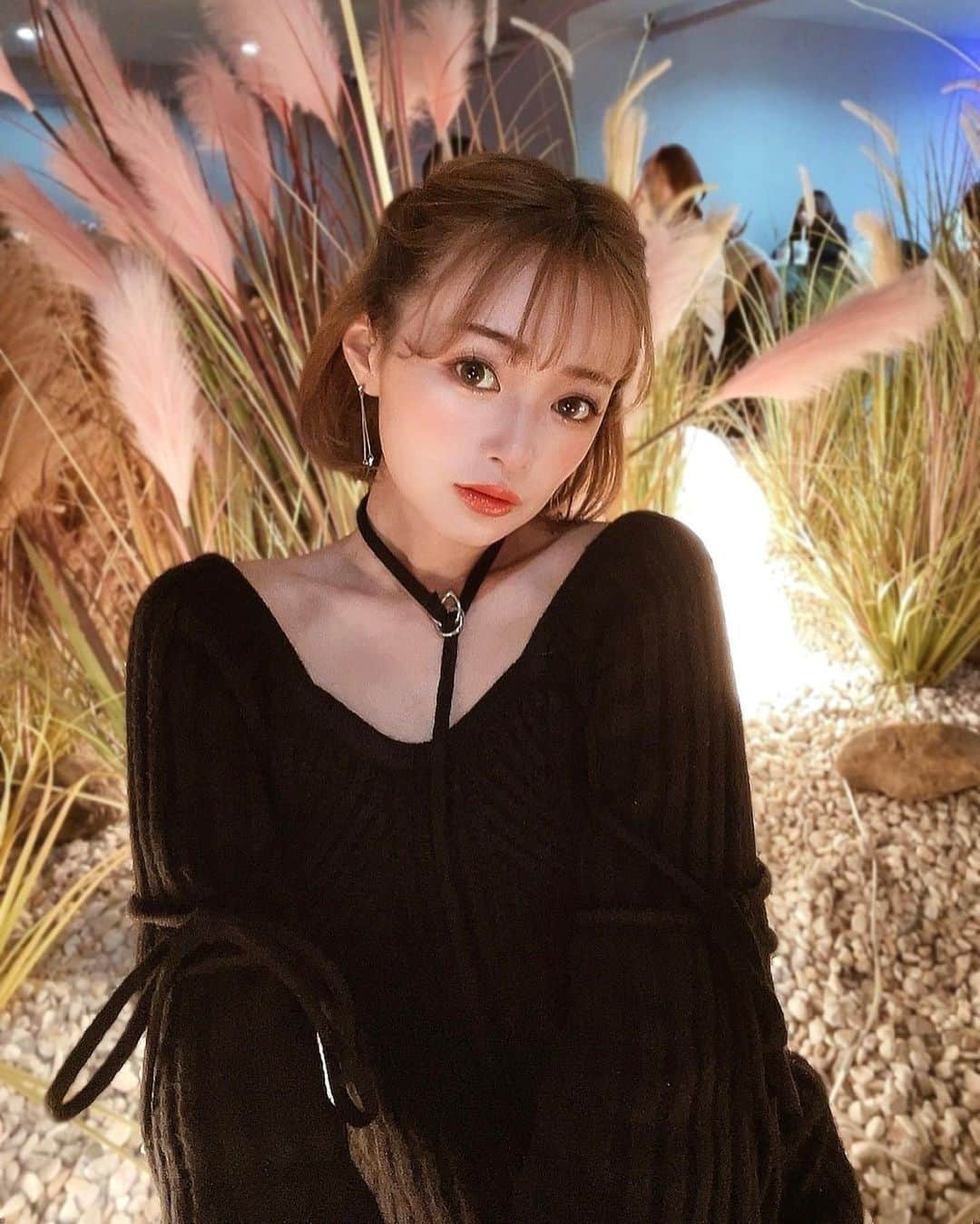 村崎英絵のインスタグラム：「ㅤㅤㅤㅤㅤ ススキがきれいだった🌾 SNSでよく見るから遊びに行ってみた！ 夕方くらいから行ったから混みすぎてなくてゆっくり過ごせたよ♡ 日が落ちた方が照明もきれいで素敵だった☺︎! ㅤㅤㅤㅤㅤ ㅤㅤㅤㅤㅤ @cafein.jp   #韓国っぽカフェ #お洒落カフェ #カフェ #カフェ巡り #カフェスタグラム #ショートヘア」