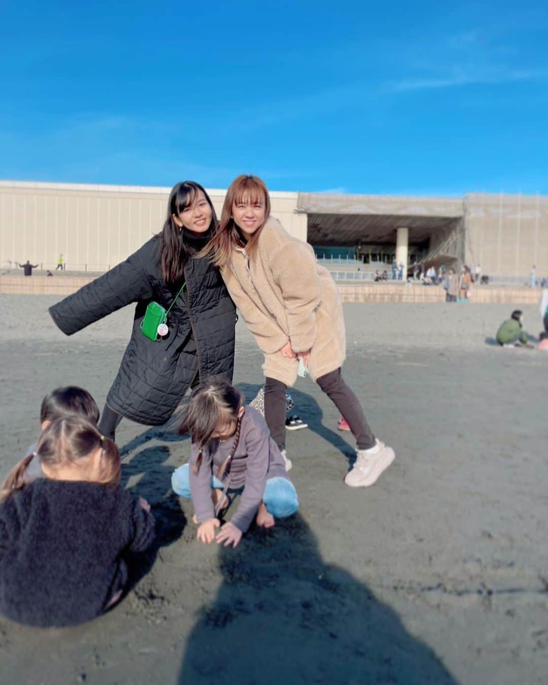 虎南有香のインスタグラム：「写真撮るよー🙋‍♂️ と言われた瞬間にあの頃のスイッチ入る2人😂💕笑 子供達は母親の姿には目もくれず仲良く遊んでおりました😁笑  出会った14歳の頃は 自分たちの子供同士が遊ぶなんて思ってなかったねぇ🥹💕 ミキホは春に2人目のベビちゃん誕生予定☺️‼️楽しみすぎるー🥺✨ 自分もだったと思うけど、 2人目の妊娠中ってホント休む暇ないよね😂 ミキホ見てるとパワフル過ぎて心配になっちゃうけど、きっと負けじと元気なベビちゃんが出てきそうだね😆！ 元気な赤ちゃん産んでね🥹💕  #ミキホ©︎ #コナン©︎ #nicola #ニコモ」