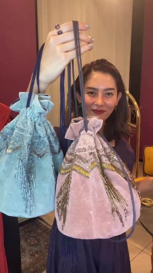 白澤貴子のインスタグラム：「@velnica_japan  コラボバッグ&ワンピ発売記念LIVE🤍  期間中限定の受注販売なのでお見逃しなく！  ------------  ■商品 ワンピース ２色 Aubergine ・ Abricot ￥49,000（税抜き）   ベロア ビジューバッグ　２色　 Rose Saumone ・ Blue Fumee　 ￥35,000（税抜き）   ■Pre Oeder：  2月13日（月）17：00 ～ 2月26日（日）24：00   ■お届け時期： 6月下旬より順次  是非、春夏に向けての思いを巡らせ、この期間をお見逃しなくお楽しみ下さい。」