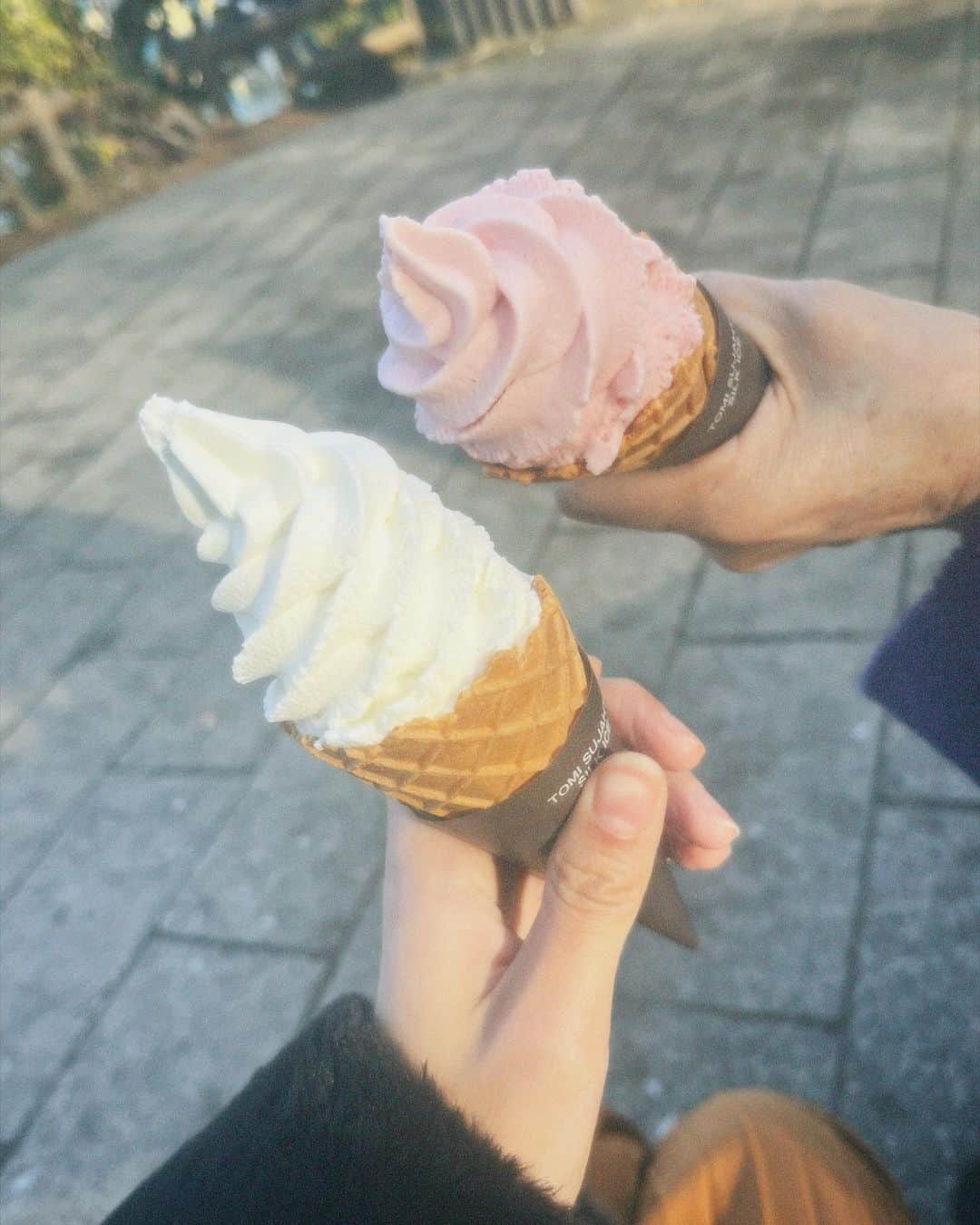 仁科かりんのインスタグラム：「この前祖母と食べたアイス 桜餅味選んでて可愛い りんちゃんと一緒にお散歩できて嬉しいって言われて私もとても嬉しいよっていう会話してバイバイしました」