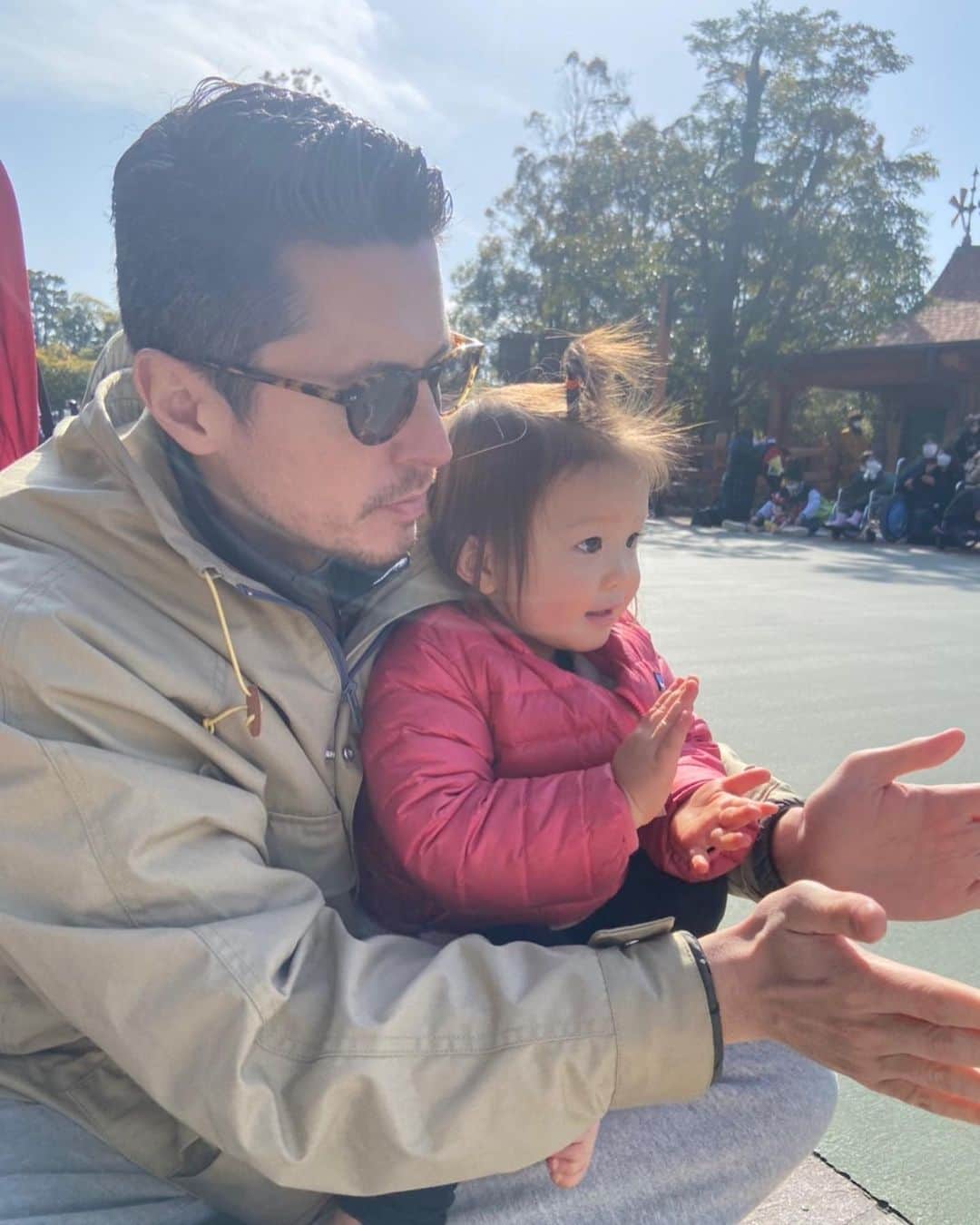森豪士のインスタグラム：「ハロウィンぶりのDisney最高でした😎 2月だけど昼間は暖かかったし子供達の喜ぶ顔が見れてパパも幸せです👨🏼‍🦳✨ 帰りの車ではいつも爆睡コースなので、着替えも歯磨きも済ませて家に着いたらベッドに担いで連れて行くだけでOK👍🏽 #Disney #sunday #sundayfunday  #ディズニー @mia_enna_sisters」