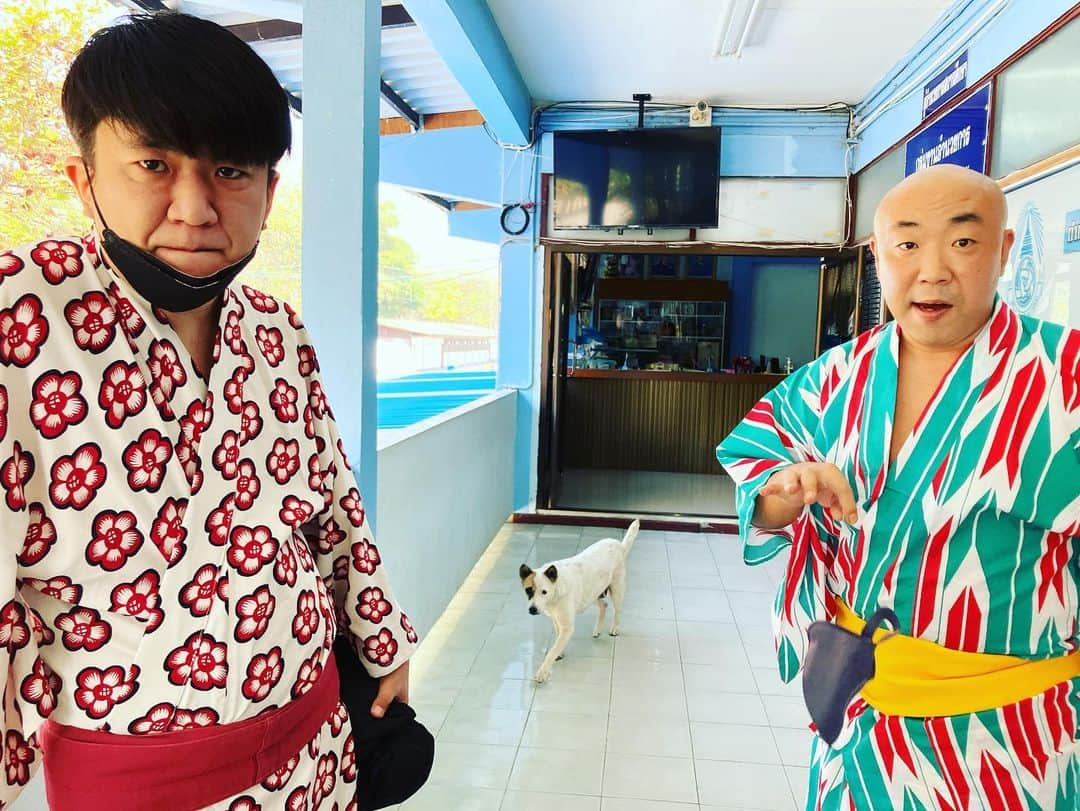 緑川まりさんのインスタグラム写真 - (緑川まりInstagram)「2がつ　10か　きんようび  まんざい　はっぴょうかい　でした  タイすみますげいにん　の　はなずみ @hanazumi8723 くん　と あっぱれコイズミ　@shinkoizumi さん　に　がっこう　へ　きてもらいました  もし　ひとり　だったら　こころ　おれて　とちゅう　で　いえ　に　かえった　かも　しれない　くらい　ハプニング　が　おおかった　です  でも ふたり　に　たすけて　もらって  せいとたち　が　いっしょうけんめい　まんざい　を　がんばってくれて  すゑひろがりず　さん　も　もりあげて　くれて  せんせい　たち　に　きょうりょく　を　してもらって  なんとか  やりきること　が　できました  ネタ　は　はじめ わたし　が　てつだう　だろう　と　おもっていました　が まったく てつだいません　でした  それどころか  ウケてました  そんな　わたし　は  せいと　の　しんぱい　しすぎて　ネタちゅう　に ぶたい　たってる　こと わすれて したらアカン　かお　してました  べんきょう　させて　もらいました  おわらい　って　すごい  #日本語パートナーズ　#タイ10期　#Chiangmai #Thailand #school #japan #culture #owarai #manzai #yoshimoto #住みます芸人　#すゑひろがりず #漫才ワークショップ　#発表会　#サプライズ　#してもらった　のに　#テンパり過ぎて　#泣かない　#日本語クラス　#生徒　#すごい　#後日　　#YouTube で　#アップされます　#尊い」2月13日 22時01分 - midorikawa06