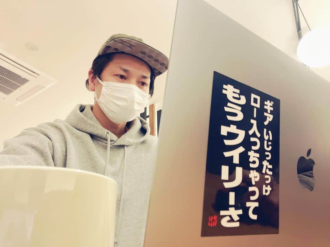 のインスタグラム：「カフェでパソコンをポチポチ。  普段からここでやってますという出来る人風を装ってやっていますが…  進み具合は3G並みです（笑）  #青山草太#sotaaoyama #パソコン#作業 #personalcomputer #出来る人風 #進んでない #コーヒーだけが #減っていく」
