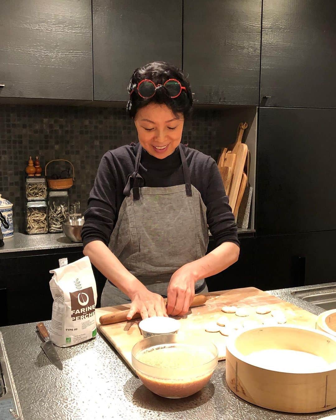 加藤紀子のインスタグラム：「みんなのママ、ウー・ウェン先生。 「おかえりー☺️」とお迎えくださり 一切の力みを見せない、素晴らしきおもてなし料理の数々。 どれもこれも心から美味しくて、 味わうごとにまた、ウー先生のことが大好きになりました🥰  「次はのりこさんの野菜も使ってねー」先生が喜んでくれるようなお野菜頑張って育てようと思った、そんな夜☺️  最後の一枚は　@noriokidera 氏をニマニマ撮りたい顔が悪すぎだった二人、うっへっへ😊  #ウーウェンクッキングサロン」