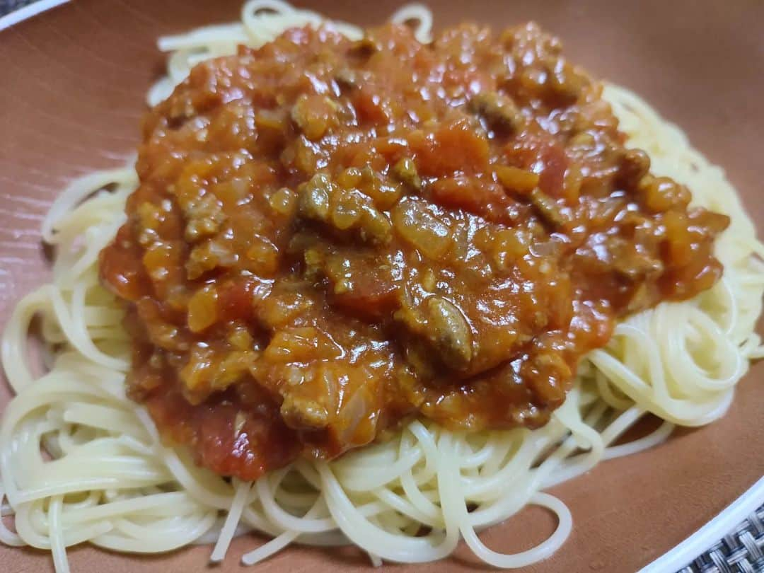 KEIのインスタグラム：「玉ねぎと挽き肉のみの自家製ミートソーススパゲティ。 うまし！( ゜∀゜)ノ」