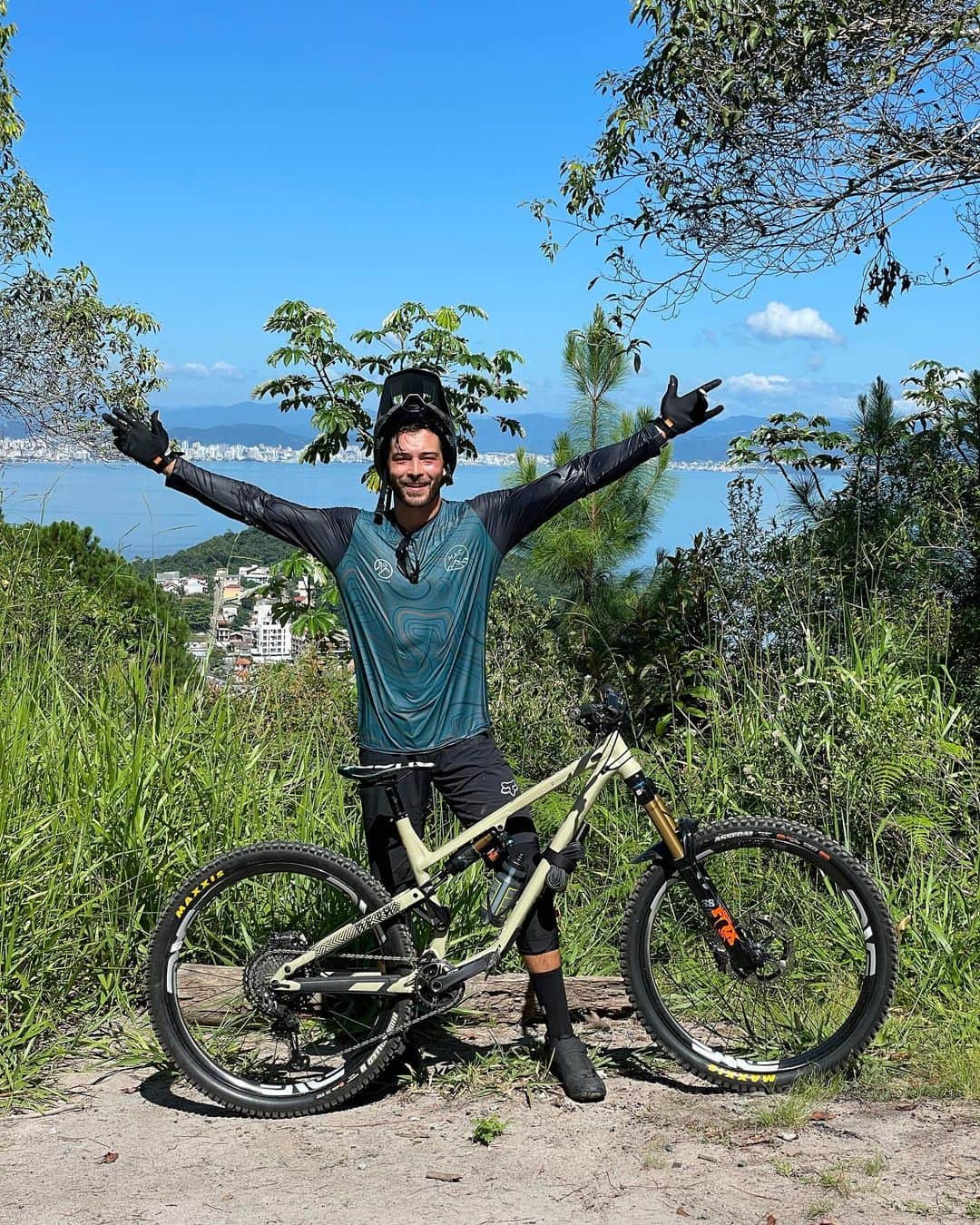フランシスコ･ラチョースキーのインスタグラム：「Sábado na ilha da magia #floripa ❤️」