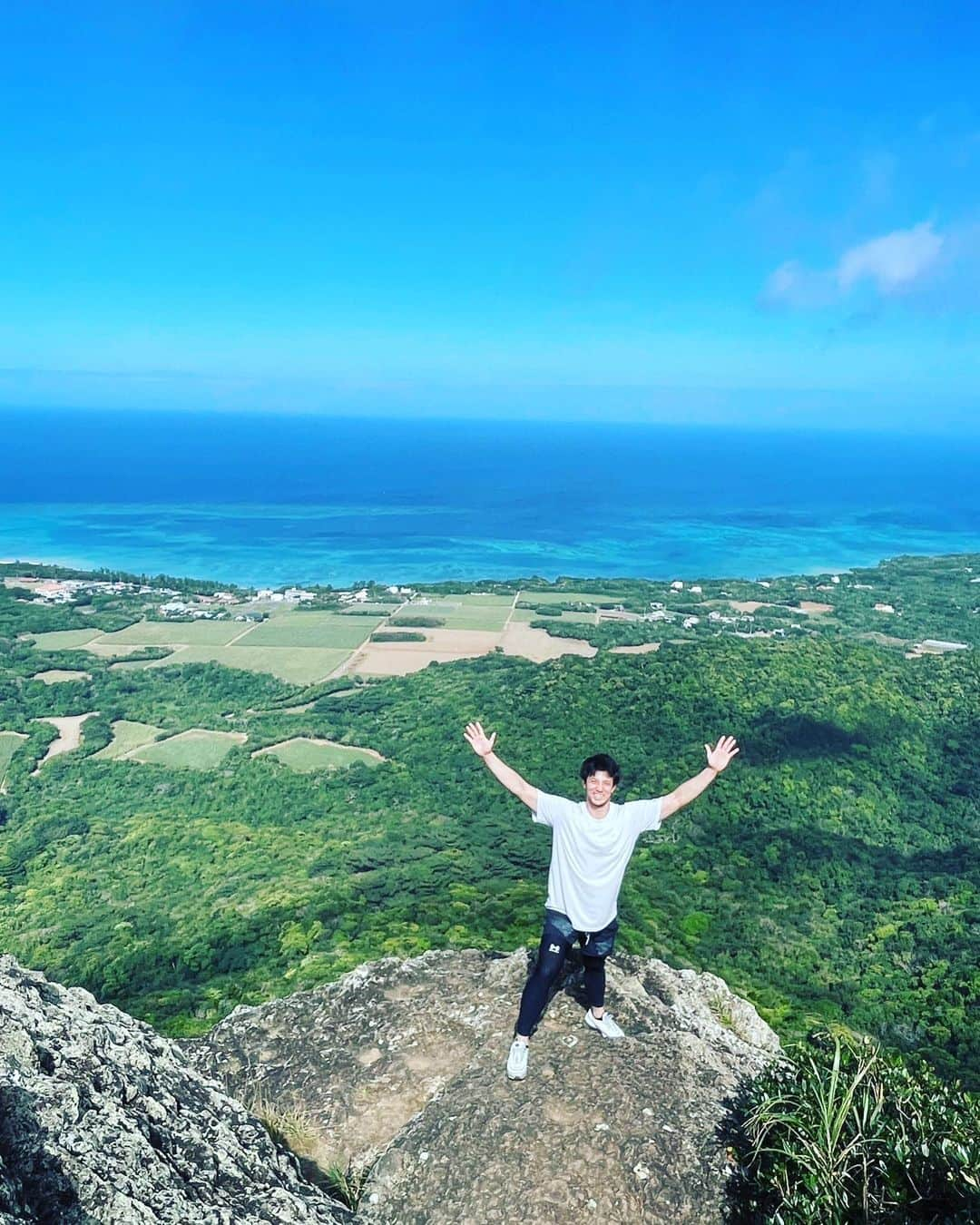 国吉佑樹のインスタグラム：「OFF満喫。  ①まーペー(山頂からの絶景)⛰ ②尖ってる山の頂上まで行きました。 ③頂上登った所を撮られてた。📸 ④マングローブの自生林🌳 ⑤海が透明🌊 ⑥沖縄そば🍜 ⑦島のフルーツのスムージー🥥🍌🍍 ⑧シュノーケリングで魚と泳げました🐠🐟  石垣島のそれぞれのスポットを2泊３日くらいでやる量を弾丸ツアー的に1日に詰め込みました😊 めっちゃ充実していいオフ過ごせました。 明日から第3クール頑張ります❗️   #休日の過ごし方  #いろいろやった #超リフレッシュ  #まーぺー山頂  #絶景スポット  #国吉佑樹  #9244」