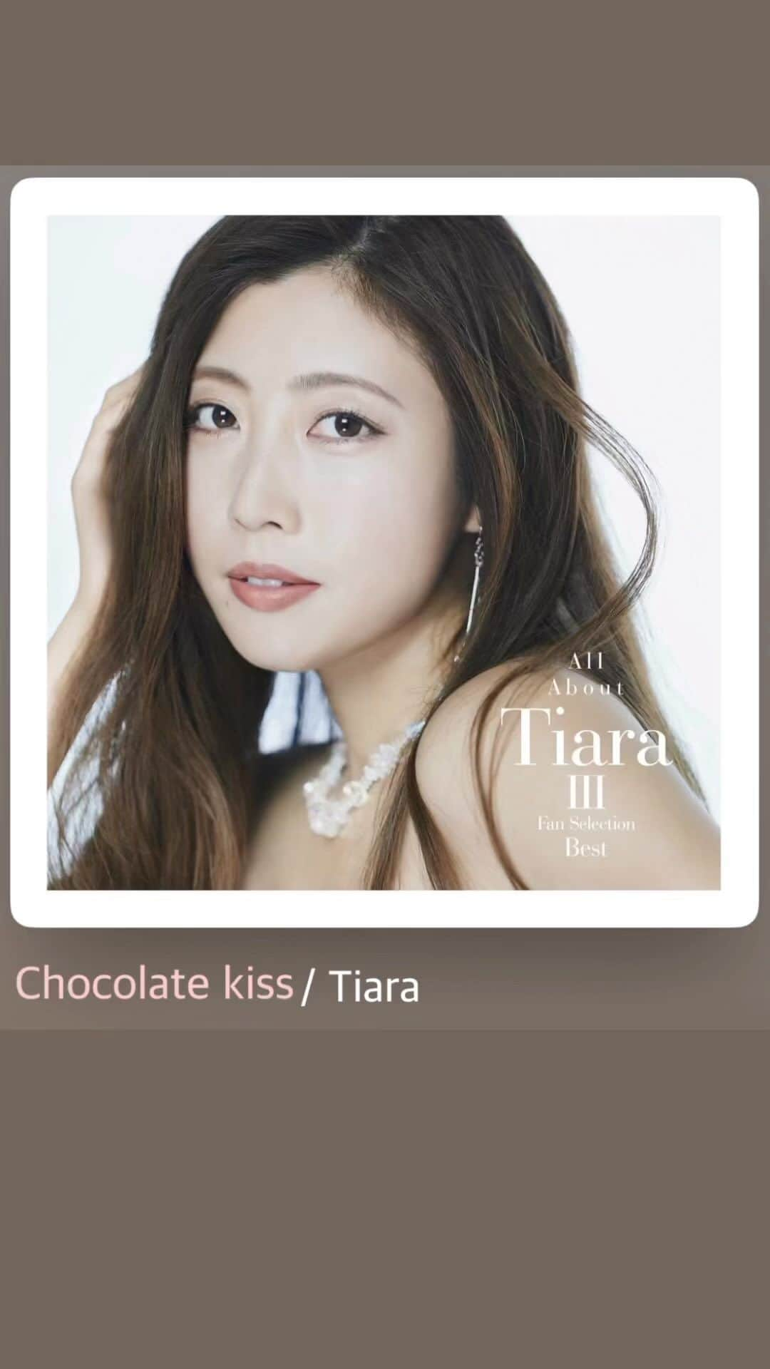 Tiaraのインスタグラム：「バレンタインイヴにはこの曲をぜひ💓  あなたの想いが届きますように…  「Chocolate kiss」  私を惑わせたその甘いキスで もっと激しく心かきみだして キミを想うだけで胸の奥が 今にも溶けてしまいそう  真夜中に部屋でひとり キミの顔思い浮かべて 今年こそ渡せますように… 気持ちカードに託した  手作りが良いだなんて 言われた訳じゃ無いのに ちょっと張りきり過ぎかな? お願い どうか受け取って  あのキスは間違いじゃないと ちゃんと気持ち聞かせてよ 明日が少しこわいけど 今すぐ I wanna meet you  1年に1度世界中の人が 愛するひとへ気持ちを贈る日 キミへの想いを夜空に願うよ どうか届きますように. . .  何色が好きなのかな? 人波をかき分けて探したリボン きっとキミは気付かないと わかっていてもそれでいい  待ち合わせの確認メール 返事はまだ届かないけど 明日になればこの不安も きっと. . .I believe you.  私を惑わせたその甘いキスで そっと優しく心包み込んで キミを想うだけで胸の奥が 暖かくなってゆくの  恋しくて切なくてこの心は 甘く苦いHot chocolate 返事はどんな言葉よりも たった一度のキスで良い  1年に1度世界中の人が 愛するひとへ気持ちを贈る日 キミへの想いを夜空に願うよ どうか届きますように. . .  私を惑わせたその甘いキスで もっと激しく心かきみだして キミを想うだけで胸の奥が 今にも溶けてしまいそう  music&lyrics by Tiara arrange by UTA release:2010  #valentine #バレンタイン #lovesong #chocolate #kiss」