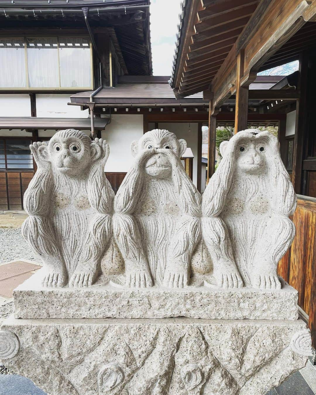 森夏子さんのインスタグラム写真 - (森夏子Instagram)「逆三猿🐒（見る・言う・聞く） ⁡ 長野・渋温泉♨️ 📍横湯山温泉寺 ⁡ ⁡ 戦国時代、武田信玄が川中島の戦いの後に 渋温泉で疲れを癒したと伝えられているそうで 〝武田信玄ゆかりの寺〟とも言われているそう。 ⁡ 逆三猿（見る・言う・聞く）🐒 の反対側には 三猿（見ざる・言わざる・聞かざる）🐒 ⁡ うむ。色々考えさせられるな。。。 ⁡ ⁡ #長野 #長野旅行 #渋温泉  #横湯山温泉寺  #寺  #温泉寺  #信玄ゆかりの寺  #温泉巡り #信州旅行 #旅の思い出  #源泉掛け流し温泉 #信玄ゆかりの寺  #shibuonsen  #yudanakashibuonsen #naganojapan #onsen #hotsprings  #relaxingtime  #instagramjapan #retro_japan_  #temple  #loves_nippon  #japan_of_insta  #team_japan_  ⁡ ⁡ ⁡ ⁡ ⁡ ⁡ ⁡ ⁡ ⁡ ⁡」2月13日 22時12分 - natsusora72