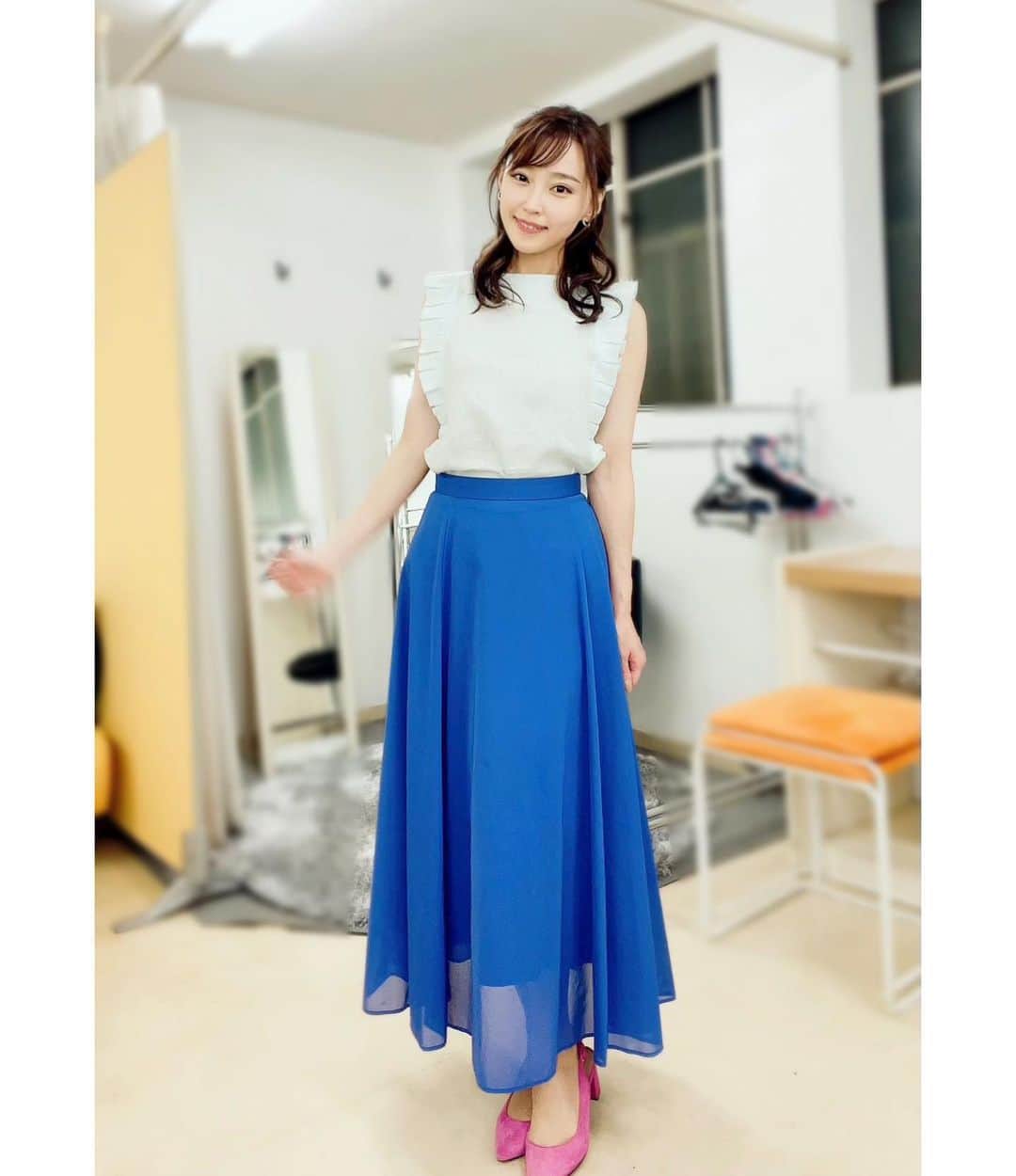 中川祐子のインスタグラム：「ある撮影で着せて頂いた衣装💙 . ブルー大好き☺️💙 ピンクのパンプスを合わせたのも すごく気に入ってます💕 ✌️✌️ . . #撮影 #衣装 #ブルー衣装 #ピンクのパンプス #お気に入りコーデ #メイクルームにて  #スタジオ撮影 #アラフォーコーデ  #アラフィフコーデ  #ootd  #shooting」