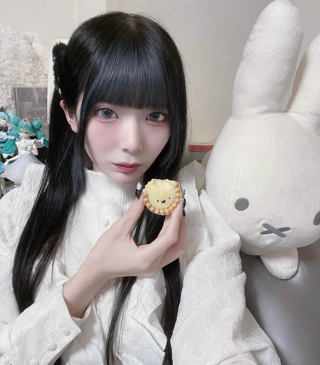 のインスタグラム：「ゴメンネ(>_<)  ・  ・  ・  ・  #ツインテール #bluehair #ヘアカラー #ヘアアレンジ #アイドルヘア  #地雷 #量産型  #水色#メイク #純欲メイク #l4l #instagood #毎日メイク #ootd #ジラジョ #キャンマジ #カラコン #f4f #kawaiigoth #アイドル衣装 #cosplay #cosplayer #衣装 #青髪 #bluehair #메이크업 #化妆 #valentine」