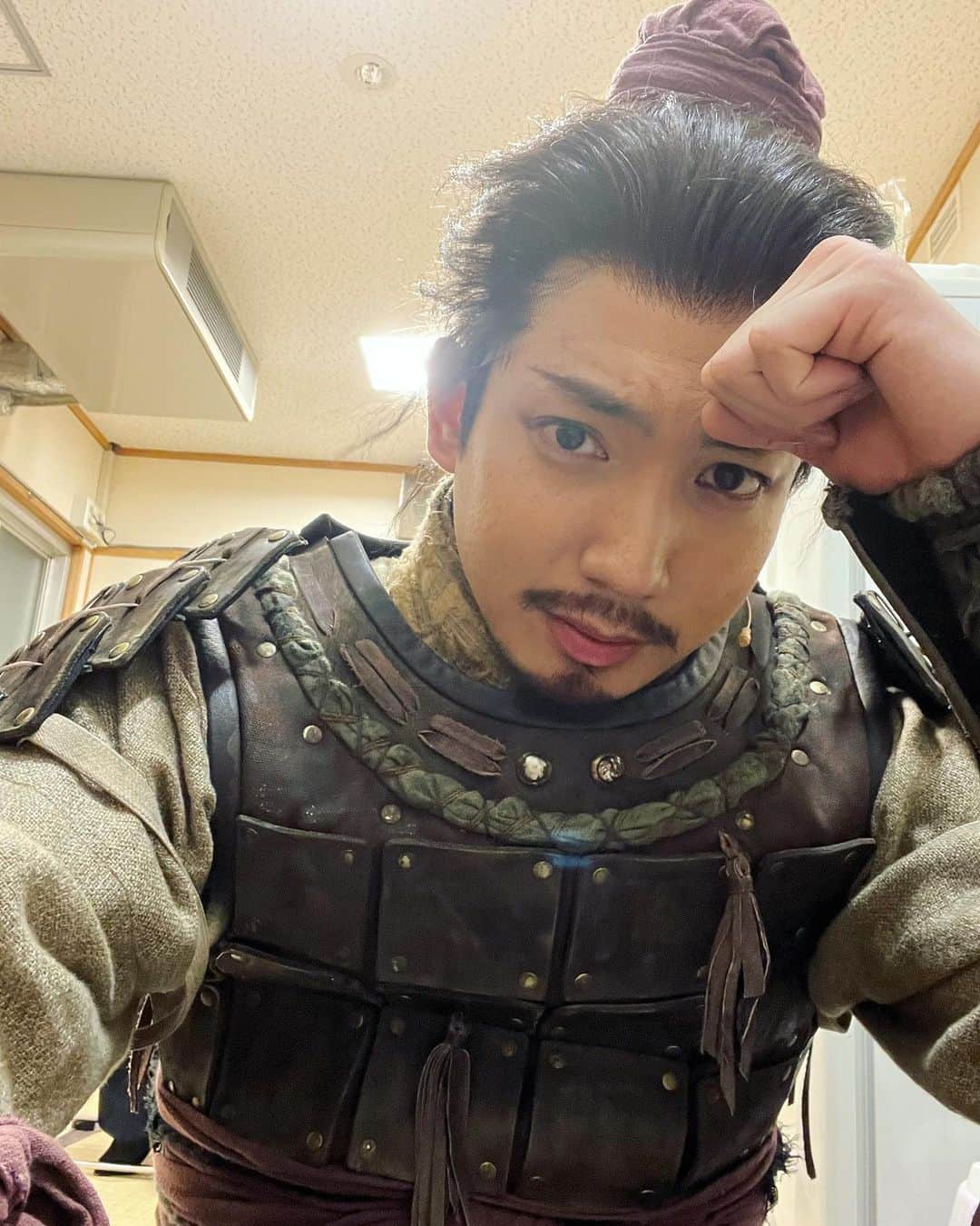 のインスタグラム：「本日2公演ありがとうございました。 記念すべき生誕10000日目ショット。 壁🤜🤛」