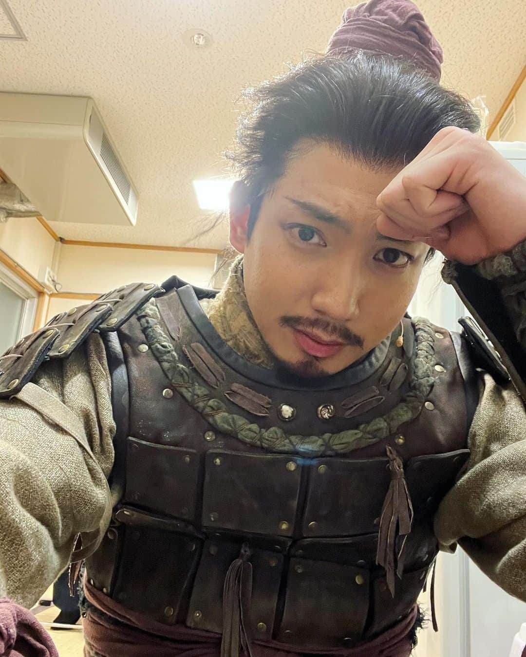 有澤樟太郎さんのインスタグラム写真 - (有澤樟太郎Instagram)「本日2公演ありがとうございました。 記念すべき生誕10000日目ショット。 壁🤜🤛」2月13日 22時17分 - shotaro_arisawa