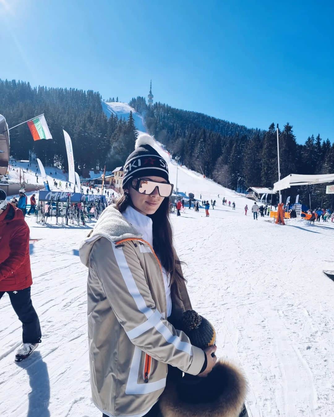 ツベタナ・ピロンコバさんのインスタグラム写真 - (ツベタナ・ピロンコバInstagram)「Време за ⛷️❄️☃️🤗 Двамата с Алекс сме на едно ниво 😅 и се обучаваме заедно! #skiing #firststeps #winterfun #family」2月13日 22時17分 - tpironkova