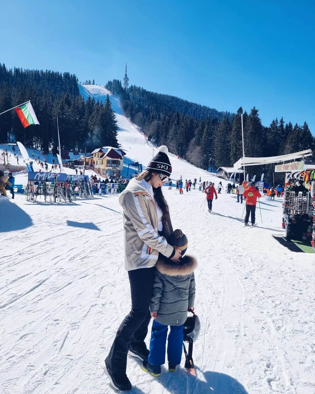 ツベタナ・ピロンコバさんのインスタグラム写真 - (ツベタナ・ピロンコバInstagram)「Време за ⛷️❄️☃️🤗 Двамата с Алекс сме на едно ниво 😅 и се обучаваме заедно! #skiing #firststeps #winterfun #family」2月13日 22時17分 - tpironkova