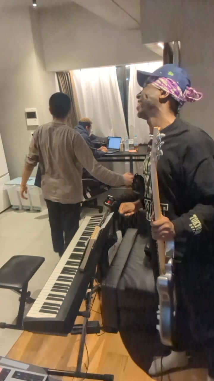 アイク・B・ヌワラのインスタグラム：「スタジオで適当にスティーヴィー・ワンダー弾いてみた！🎸」