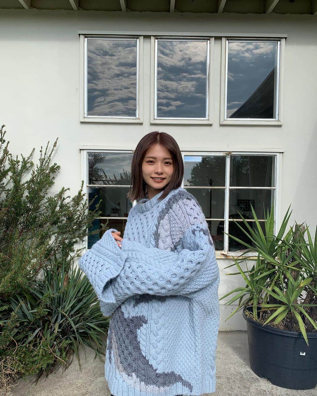 足立佳奈のインスタグラム：「アルバム「Seeker」リリースまで あと2日💭  今回は本当にみんなに受け取ってほしい！自信作すぎますので。。  完全生産限定盤（足立BOX）のほう、 予約OK？？ 本当に良き内容です。。。😚  #アルバムの撮影の時のオフショット沢山載せていくね このニット可愛すぎない？？」