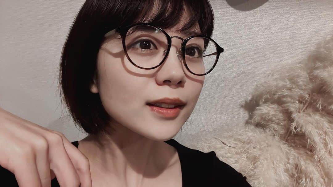 金野美穂のインスタグラム：「オーディションで眼鏡が必要だったので、慣れさせる為につけてたら意外と好評で嬉しいです。  雰囲気変わっていいですよね~！！！」