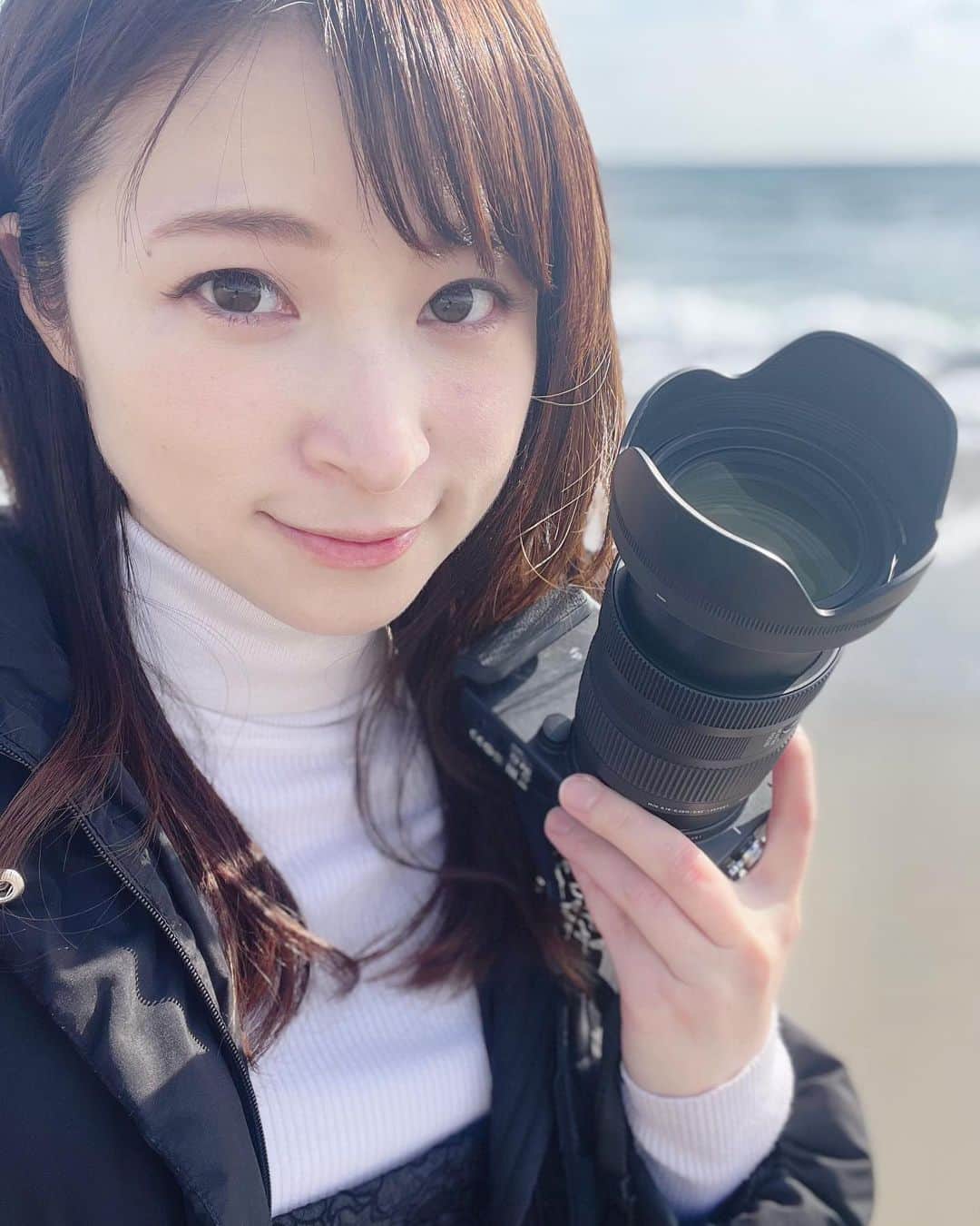 荒井沙織さんのインスタグラム写真 - (荒井沙織Instagram)「. . カメラを持って、海🫧 この日は思ったよりちょっと寒かったけど、 着々と、春へ🌱✨ . #sigma #SIGMAfp #camera #photography #sea #japan」2月13日 22時50分 - araisaori0310